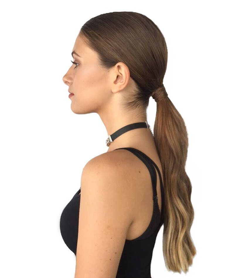 8. Platinblonder Wellen-Pferdeschwanz (schlanker, niedriger Pferdeschwanz)