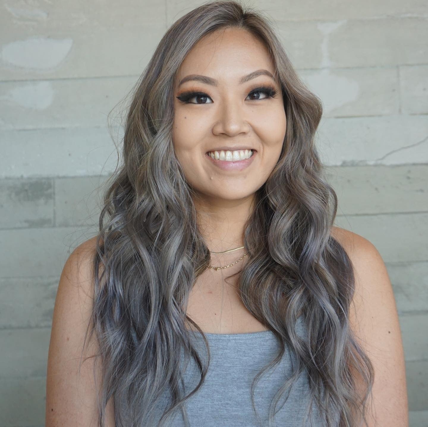 8. Platinlila graue Locken (graue Haarfarbe)