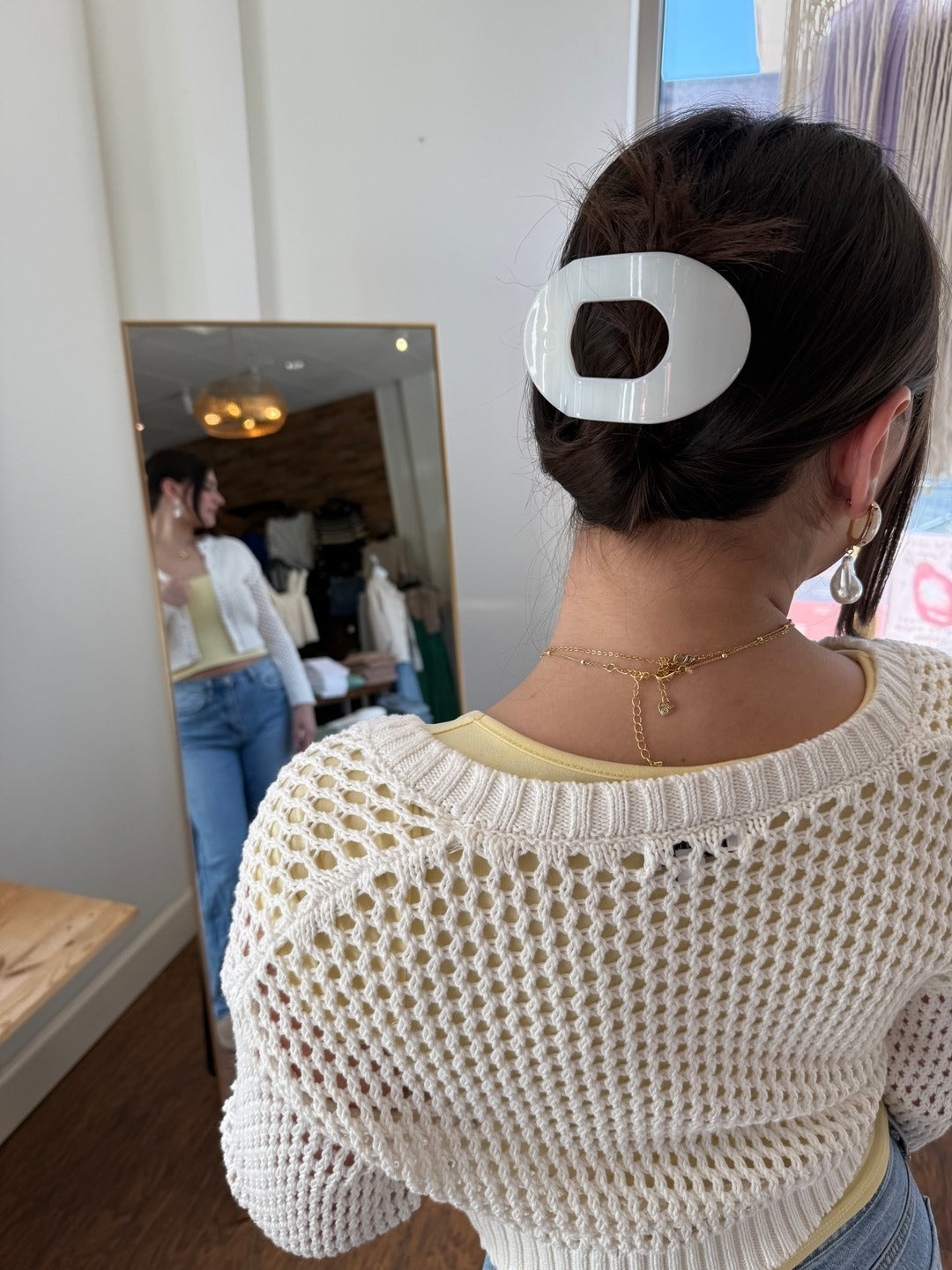 8. Poliertes Brötchen mit übergroßem weißem ovalem Clip (Klauenclip -Frisuren)