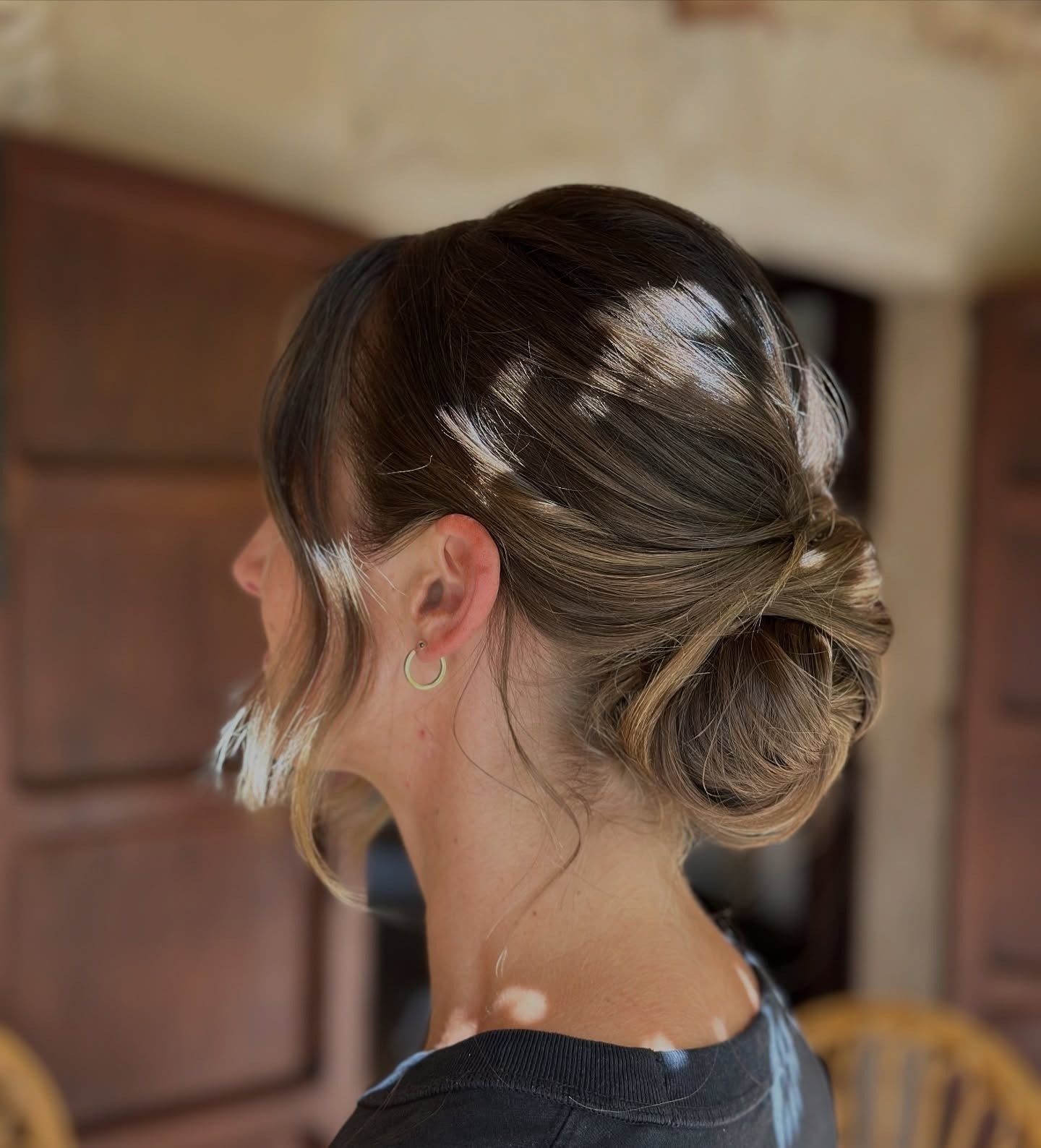 8. Poliertes Brötchen mit weichen Gesichtsschichten (niedriges, unordentliches Haarbrötchen)