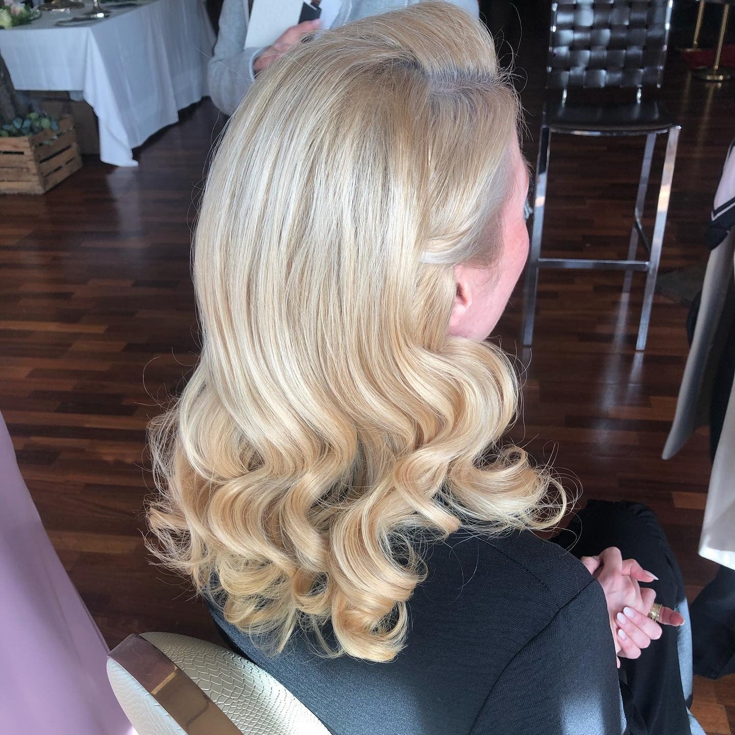 8. Polierte honigblonde Brötchen (Vintage-Locken-Frisuren)