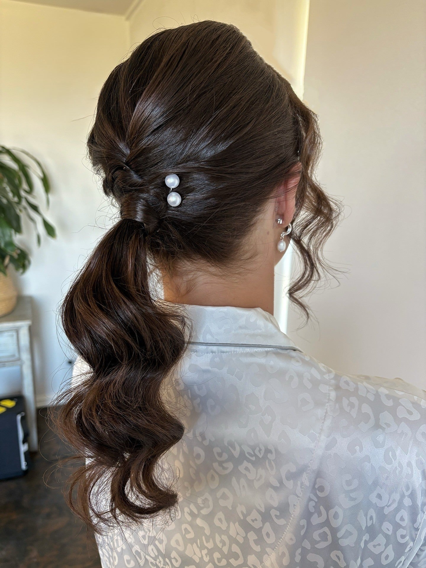 8. Polierter geringer Pferdeschwanz mit Perlendetail - dunkler Schokoladenbraun (formelle Frisuren)