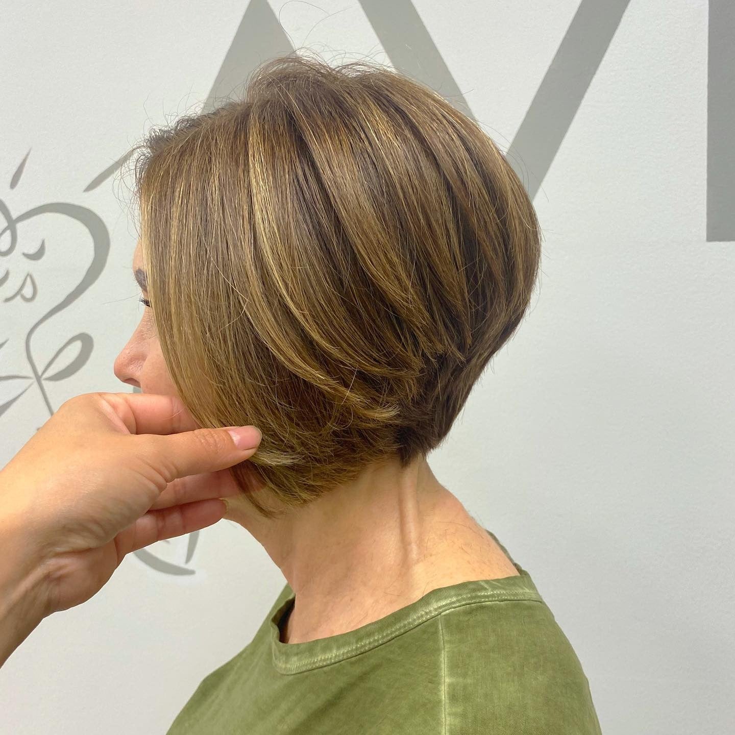 8. Polished Stapeled Bob mit Karamell -Highlights (gestapelte Haarschnitte)