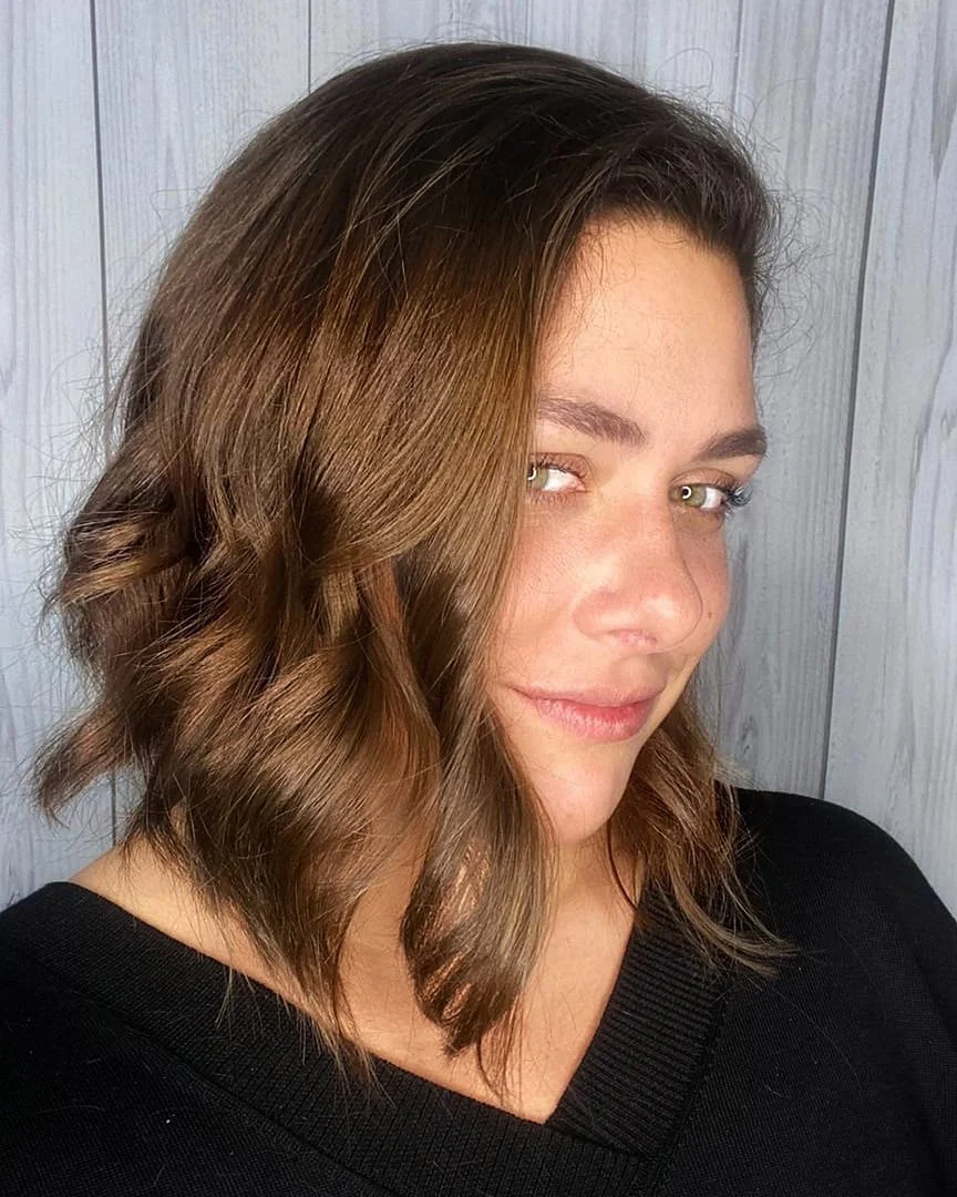 8. Rich Brunette Angled Wavy Bob (Welliges Bob-Haar)