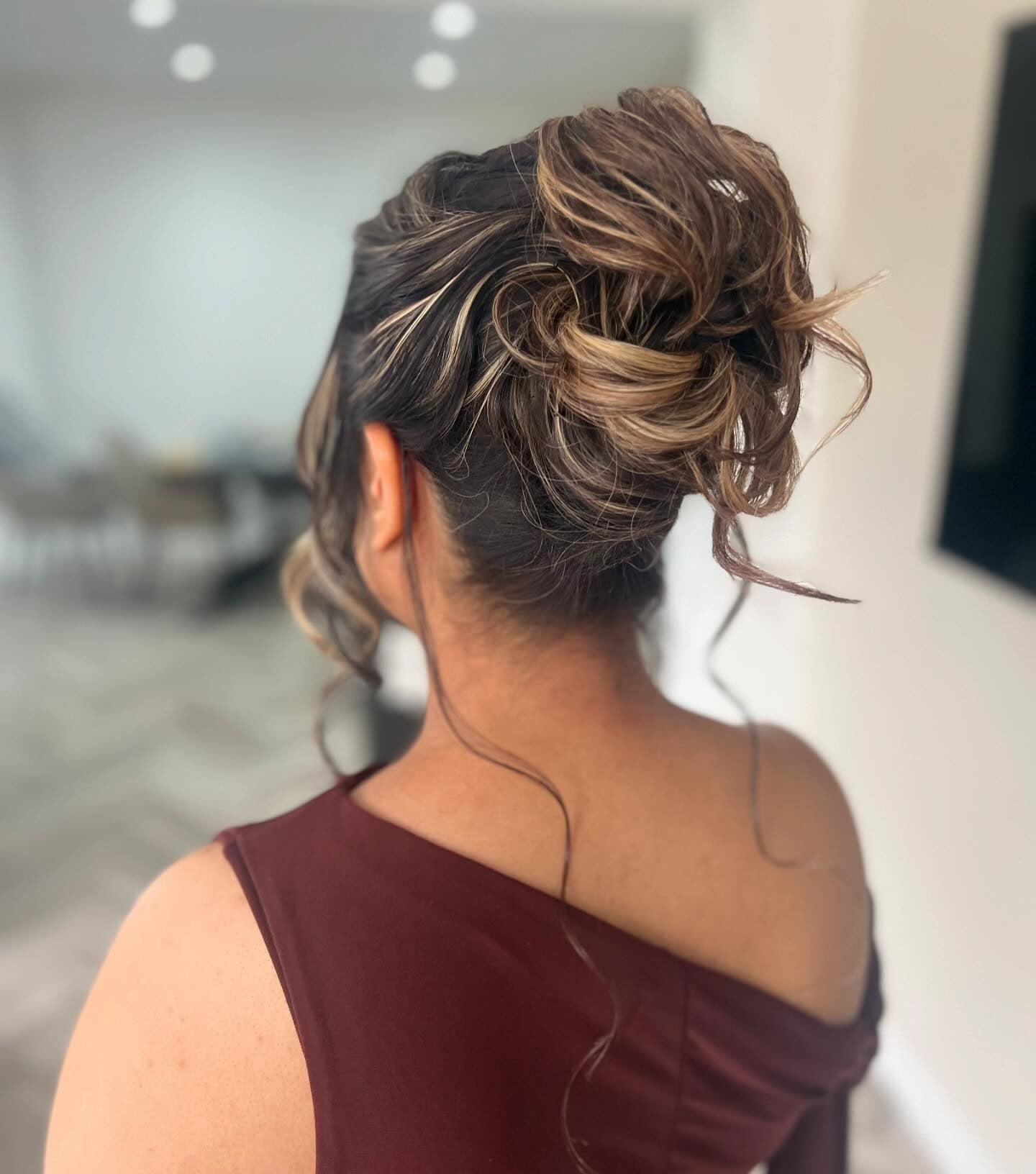 8. Romantisches, chaotisches Brötchen mit Highlights (elegante Frisuren)