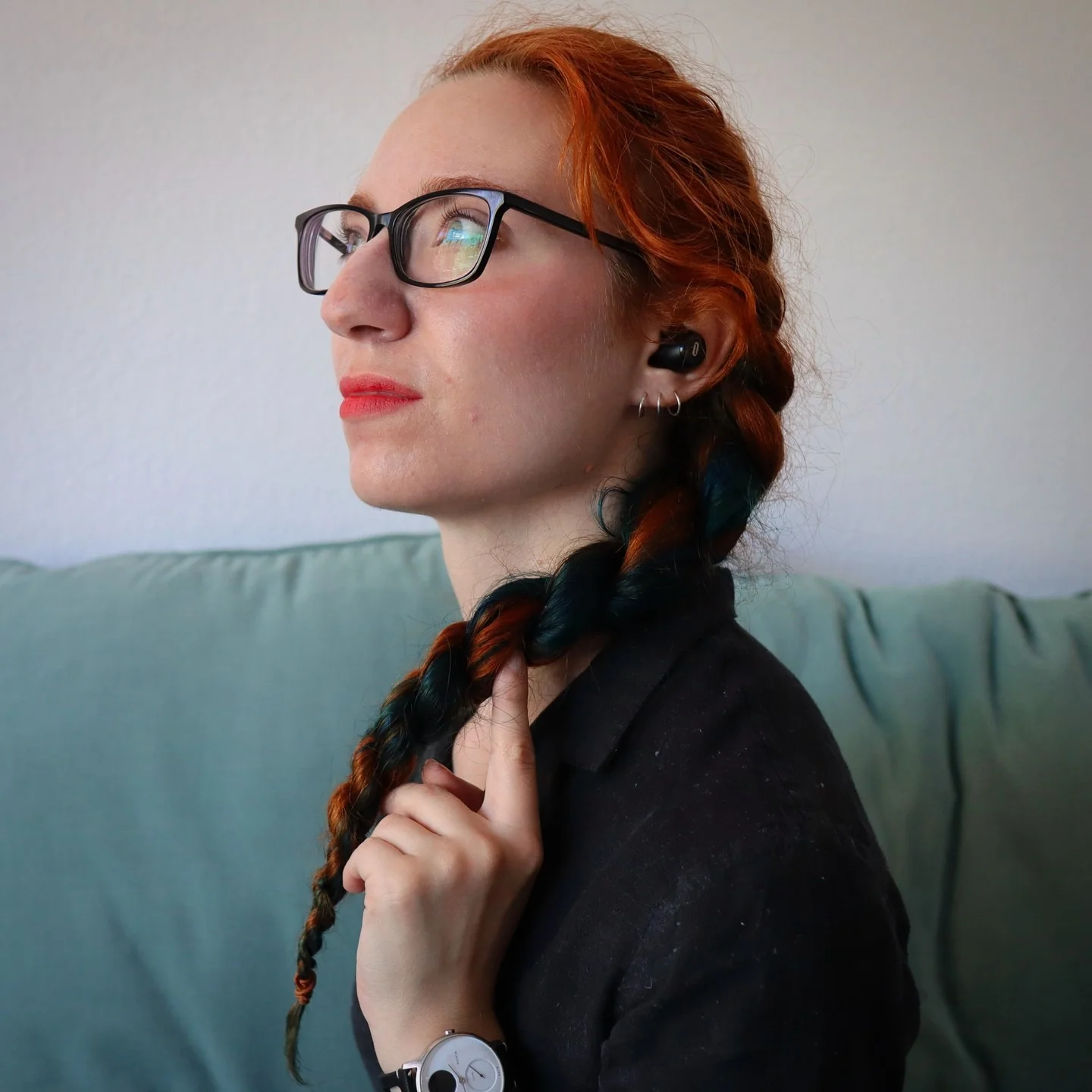 8. Seilzöpfe mit blaugrünen Akzenten auf kastanienbraunem Haar (Seilgeflecht-Frisuren)