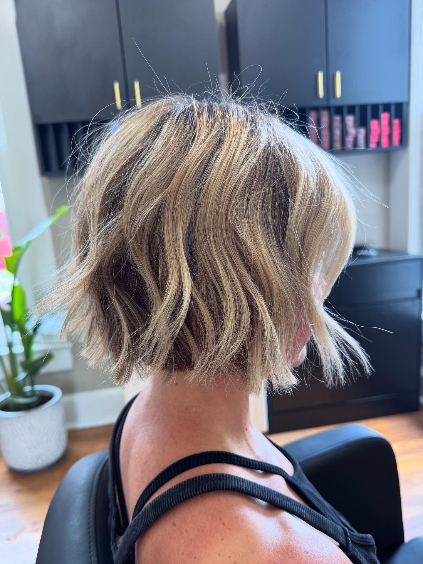 8. Sandblonder, abgehackter, gewellter Bob mit Wurzeltiefe (kurzes, abgehacktes Haar)