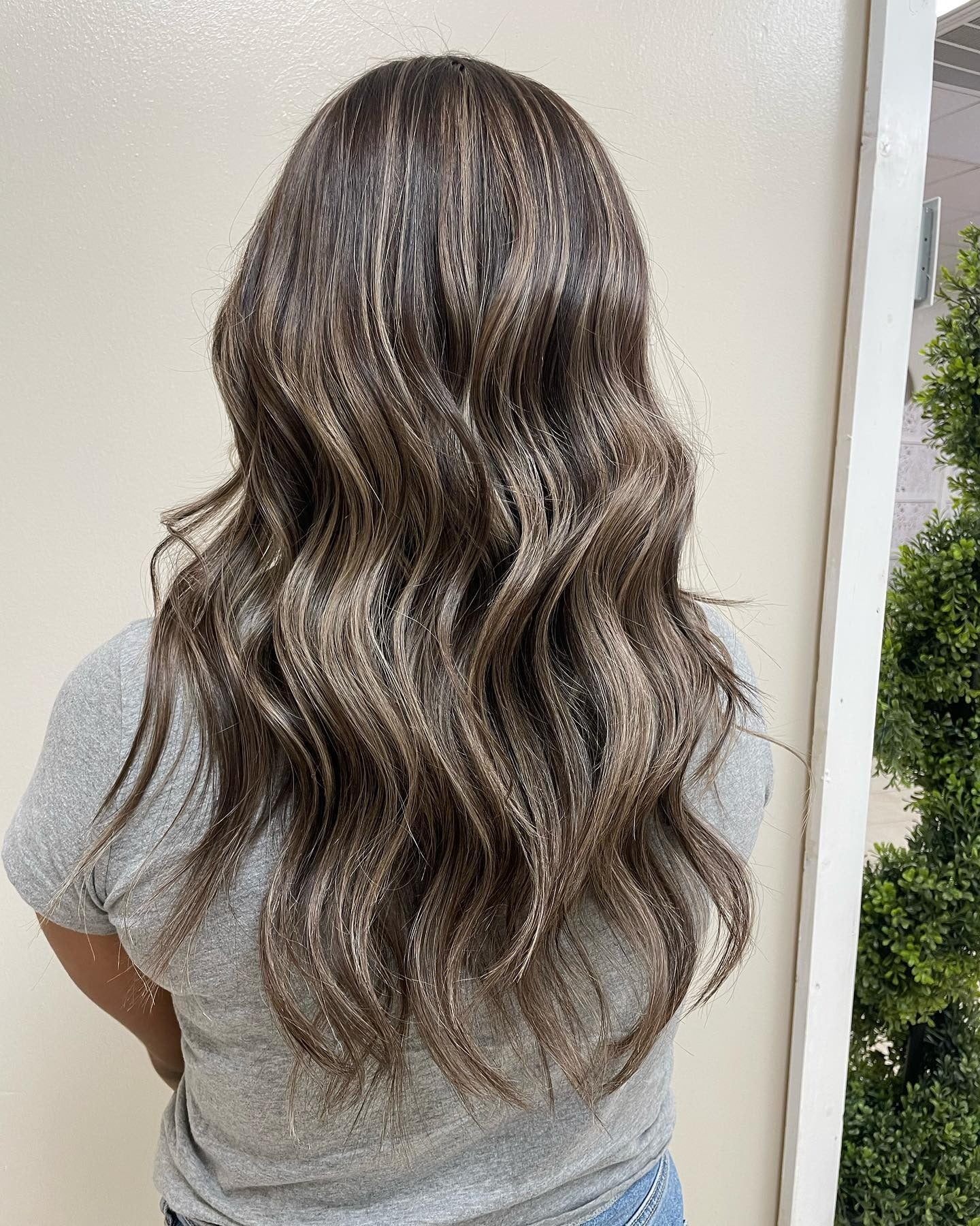 8. Sandbraune Wellen mit sanften, leuchtenden Akzenten (braunes Haar mit Highlights)