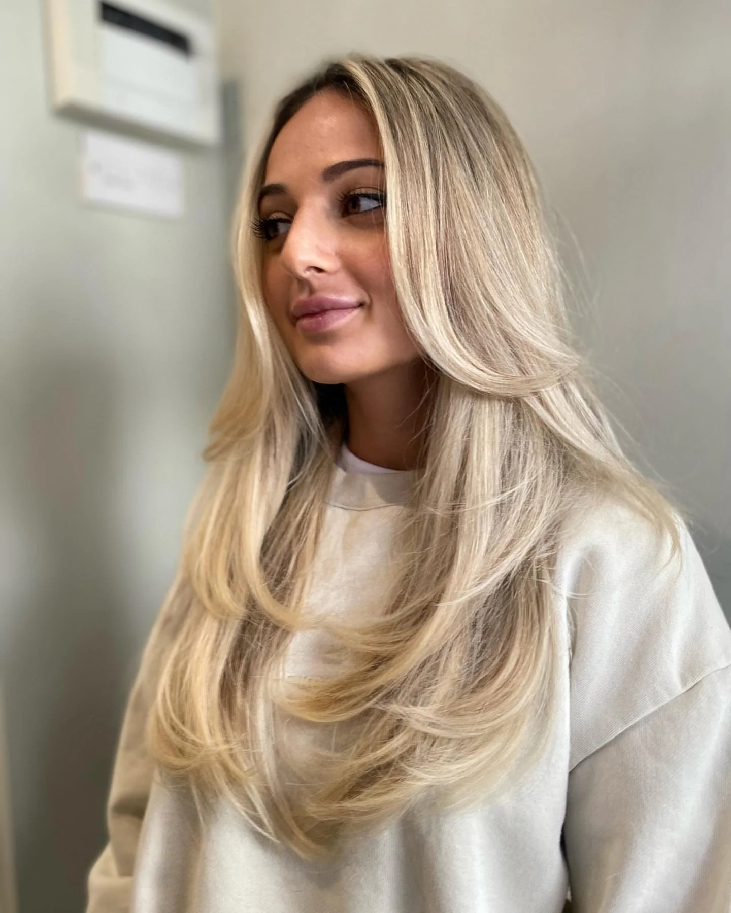 8. Geformter Curtain Bangs mit neutralem Honigblond (Curtain Bangs-Frisuren)