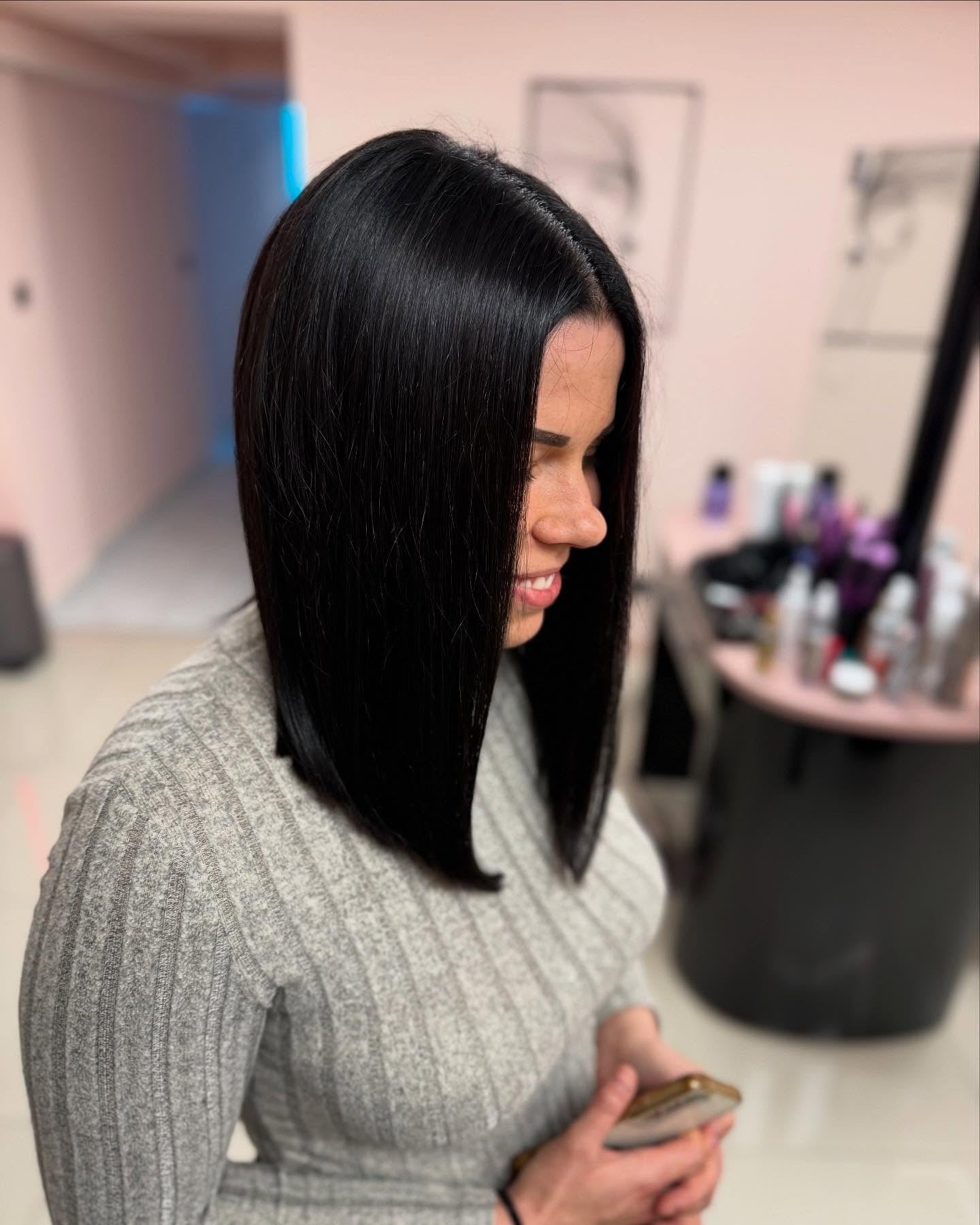 8. Sharp, abgewinkelter langer Bob mit mittlerem Teil (lange Bob -Frisuren)