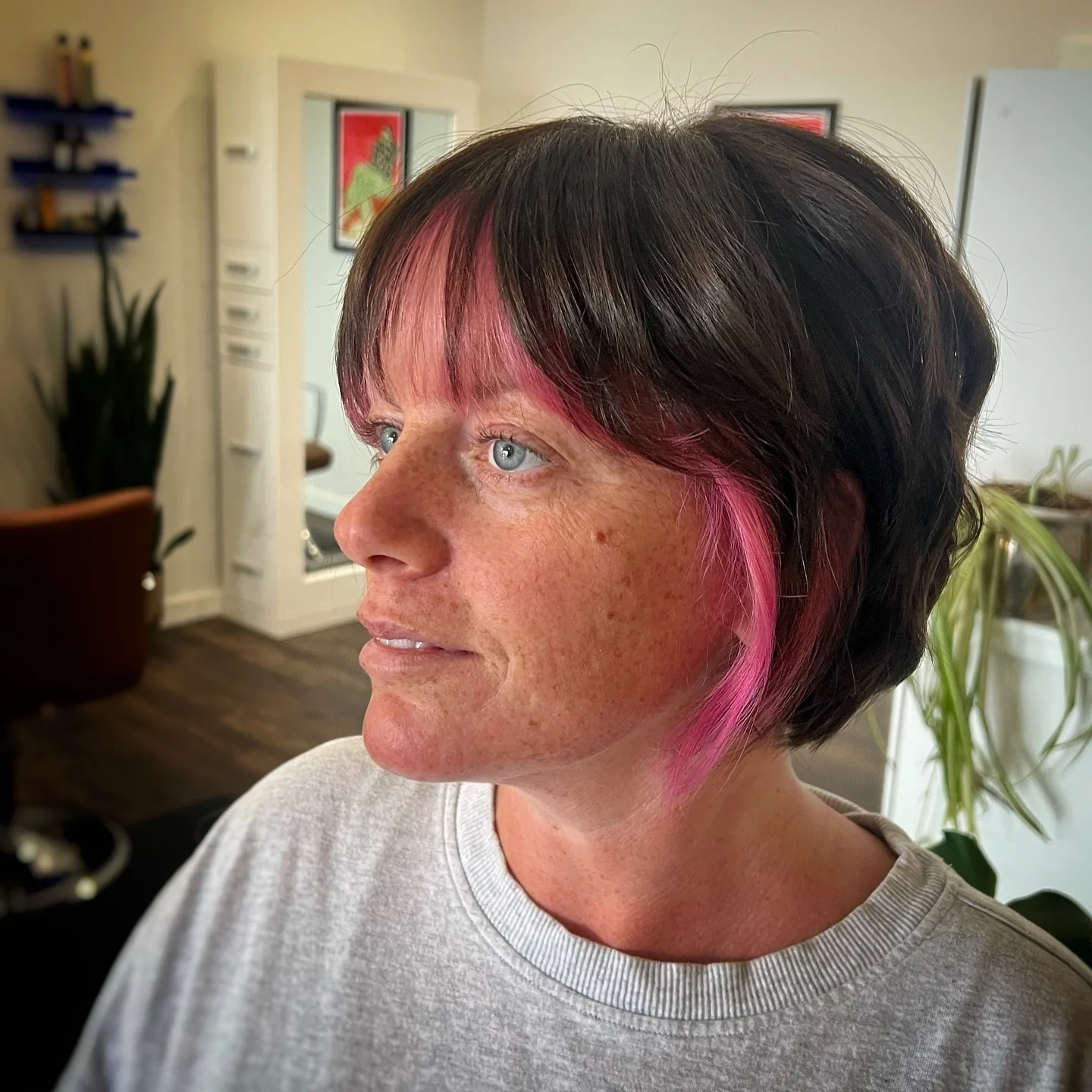 8. Kurzer französischer Bob mit gesichtsrahmenden Einsätzen in Dunkelbraun (französisches Bob-Haar)