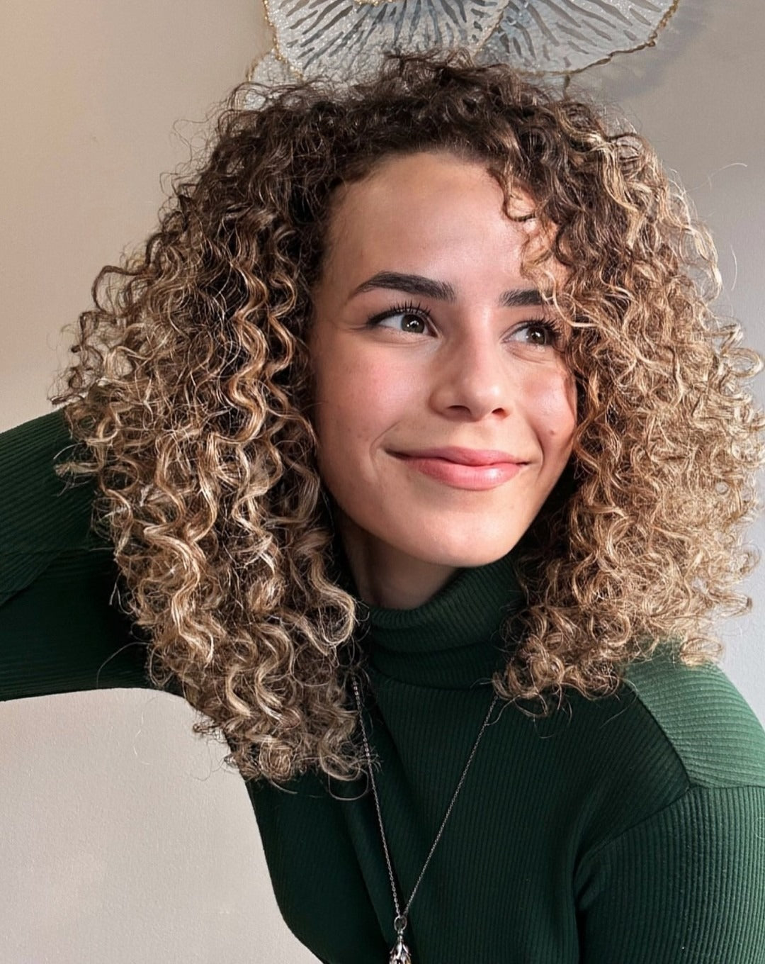 8. Kurzgeschichtetes Karamell -Locken (unordentliches lockiges Haar)