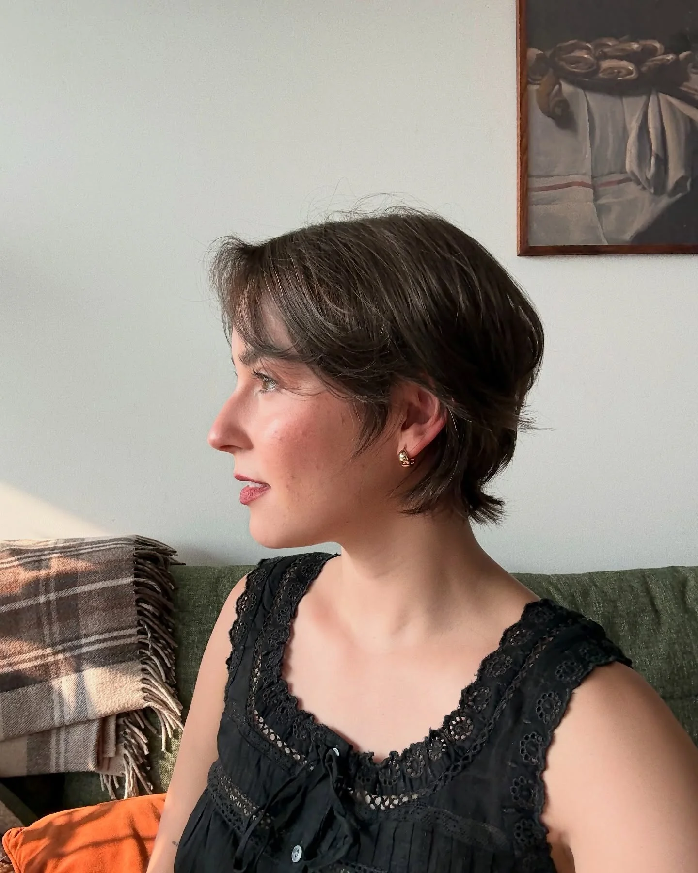 8. Kurzer zotteliger Pixie mit weichem neutralem Braun (zotteliger Pixie-Haarschnitt)