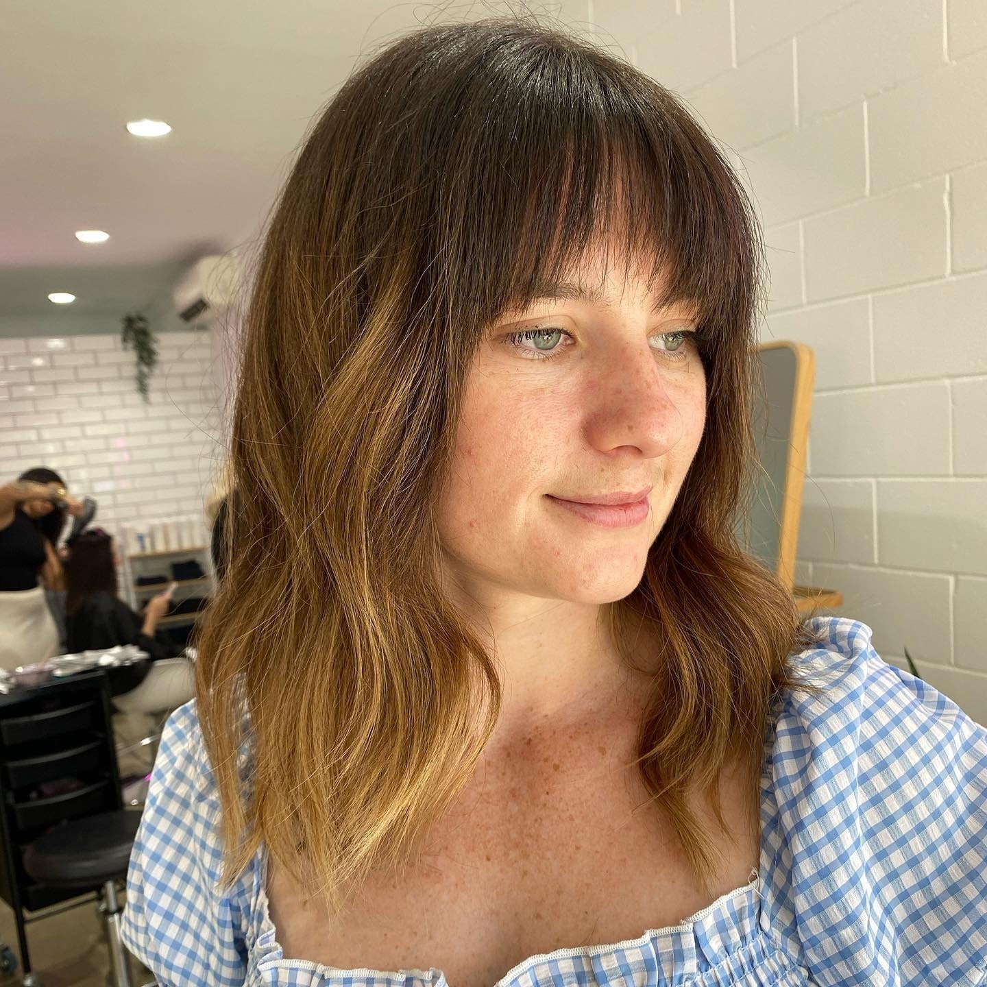 8. Schulterlange Brünette mit gefiedertem Rand (Fransenfrisuren)