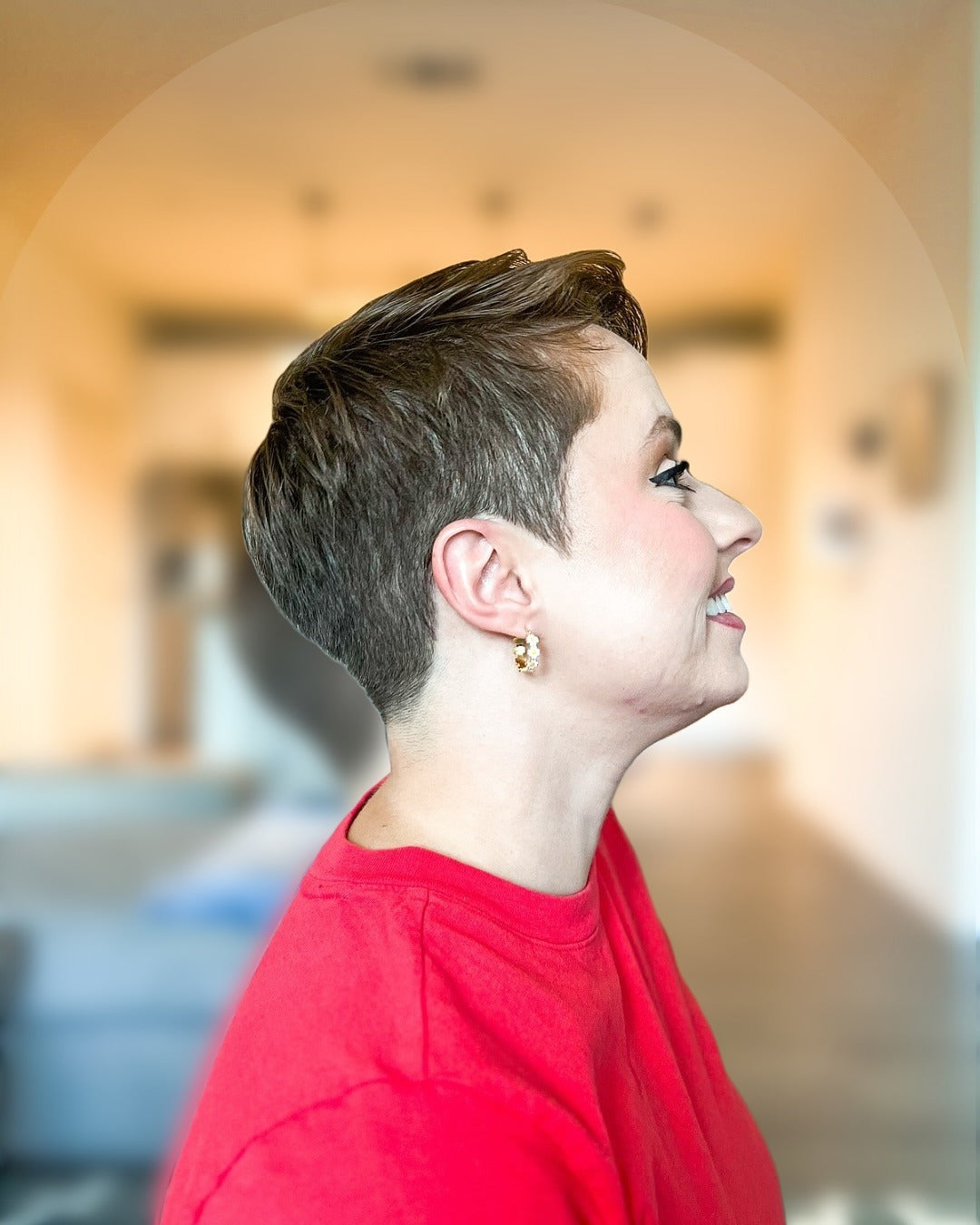 8. Side-Swepte-Brünette-Pixie (abgehackte Pixie-Haarschnitte)