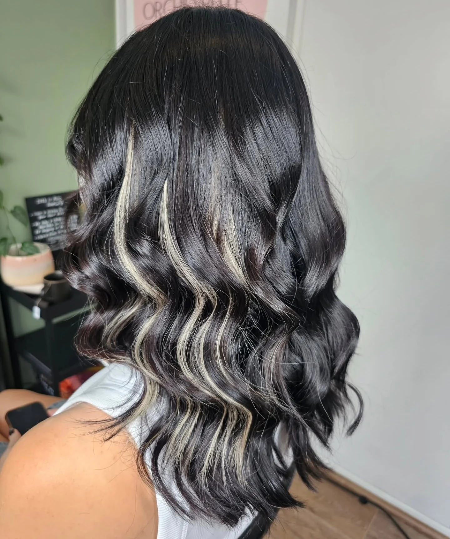 8. Silber-Asche-Bänder auf schwarzen Wellen (schwarzes Haar mit Highlights)