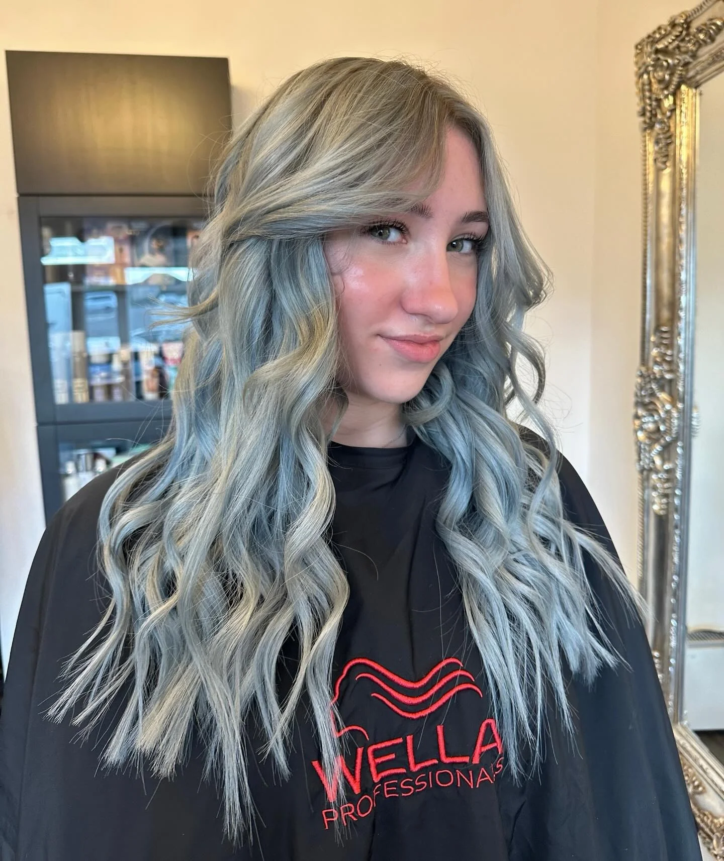 8. Silver Blue Luxe Curls (rauchblaue Haarfarbe)