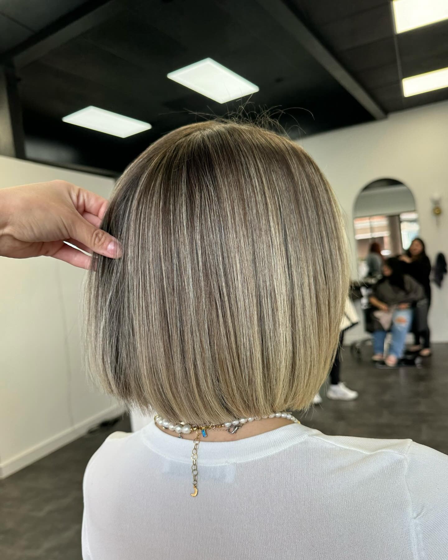 8. Smoky Rooted Blonde Blunt Bob (Short Blunt Cut)