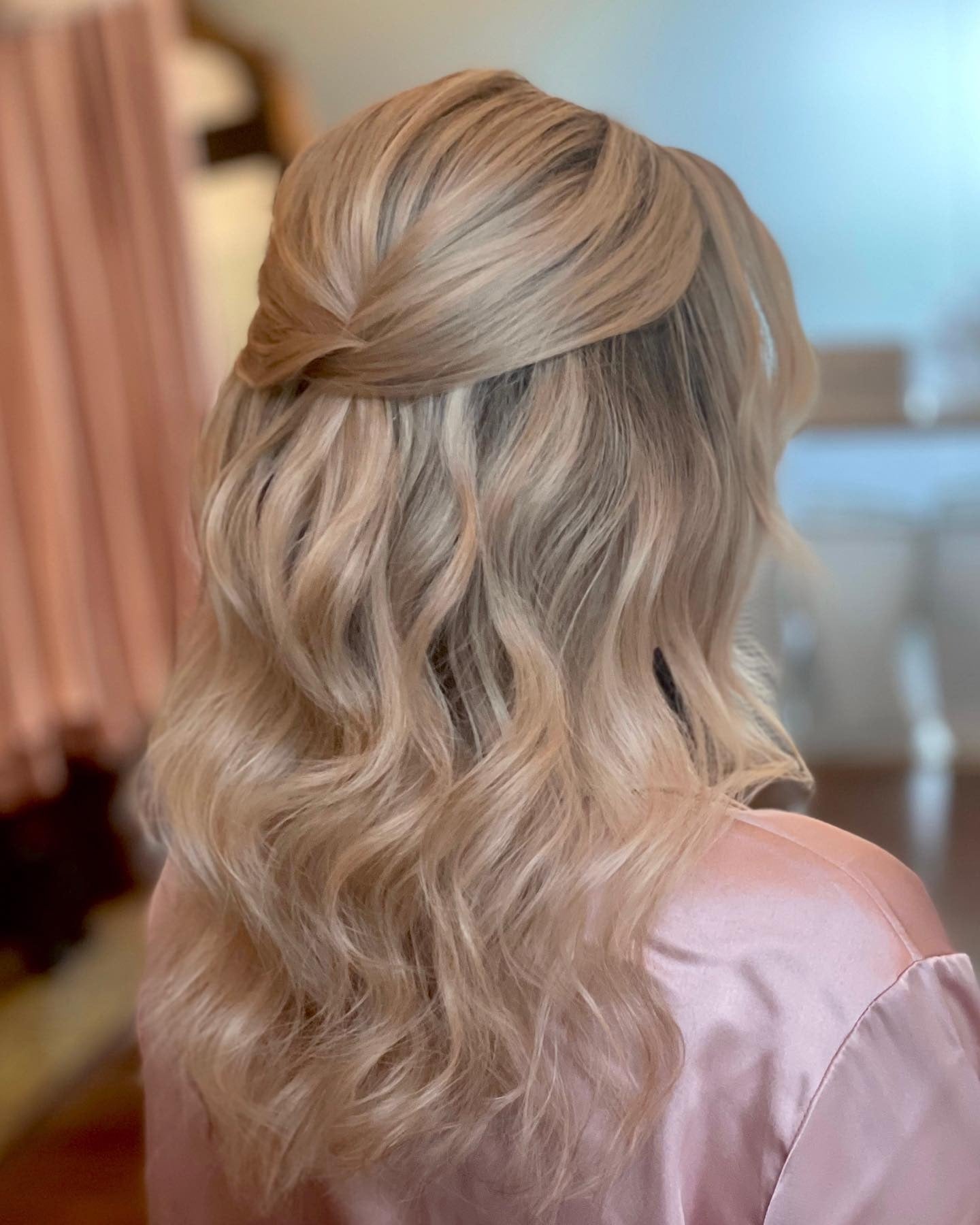 8. Weiche blonde Halbwellen mit Textur (wellige Frisuren)