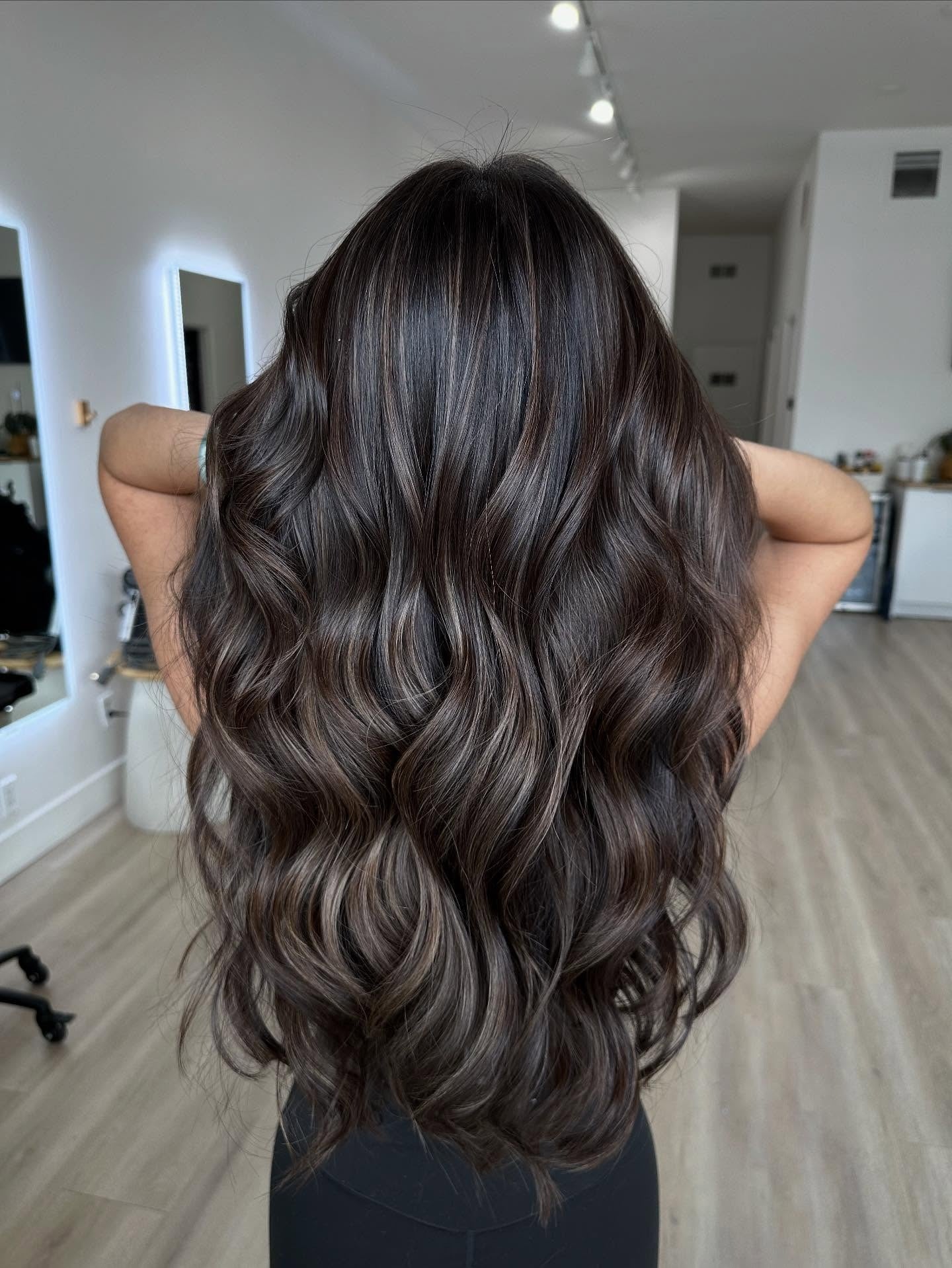 8. Sanfter brünetter Farbverlauf mit erdigem Braunton (dunkelbraunes Haar mit Highlights)
