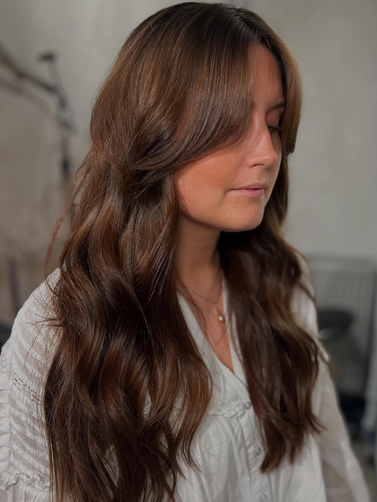 8. Weiches Karamellbraun mit Vorhang Pony (braune Haarfarbe)