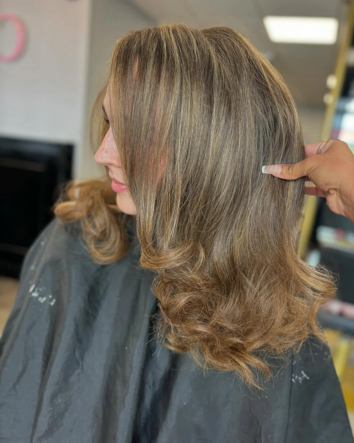 8. Weiche Karamellkontur mit mittellangem Volumen (Karamell-Haarfarbe)