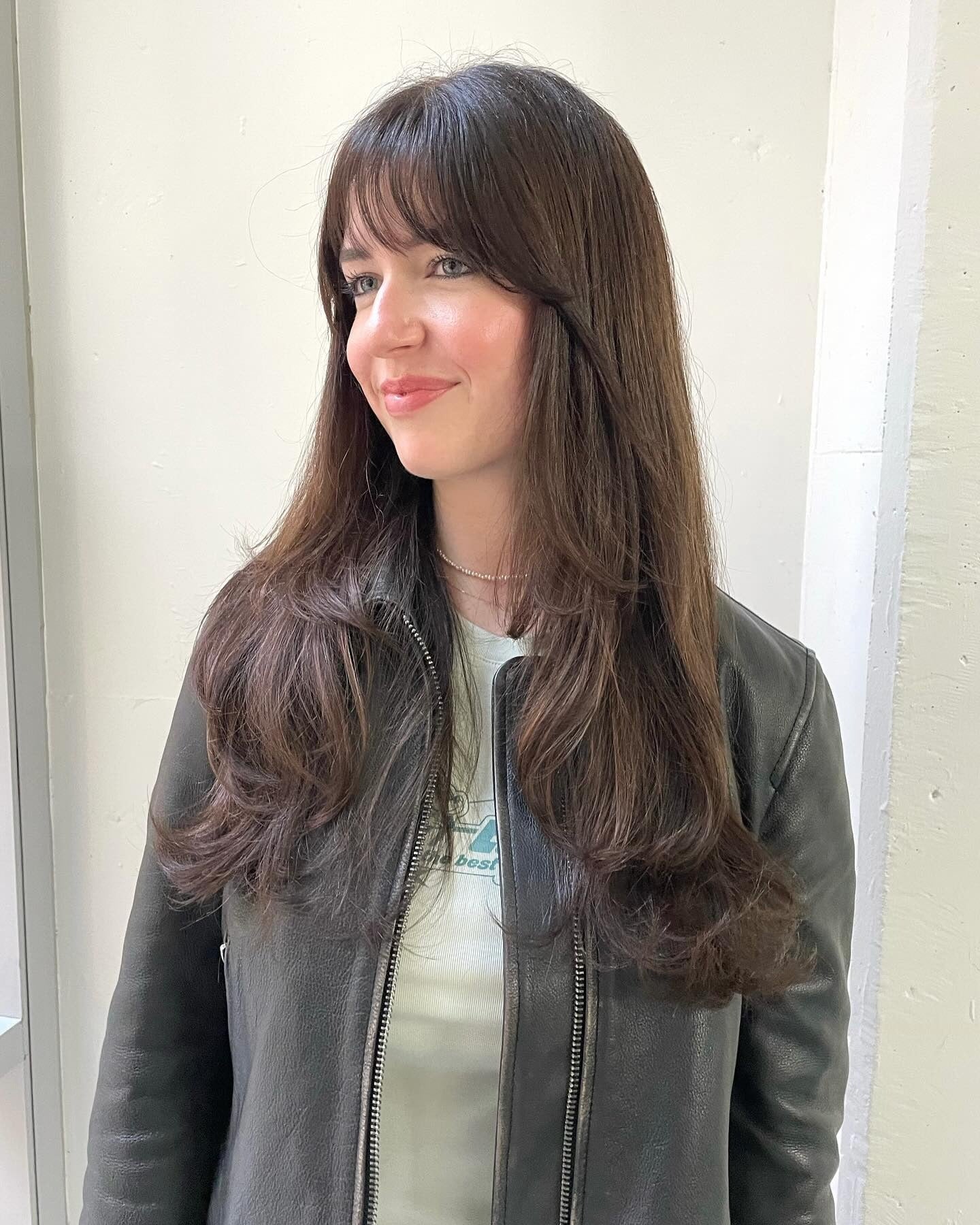 8. Weiche lange Stufen mit Mikrofransen in kühlem Braun (lange Stufenfrisuren mit Pony)