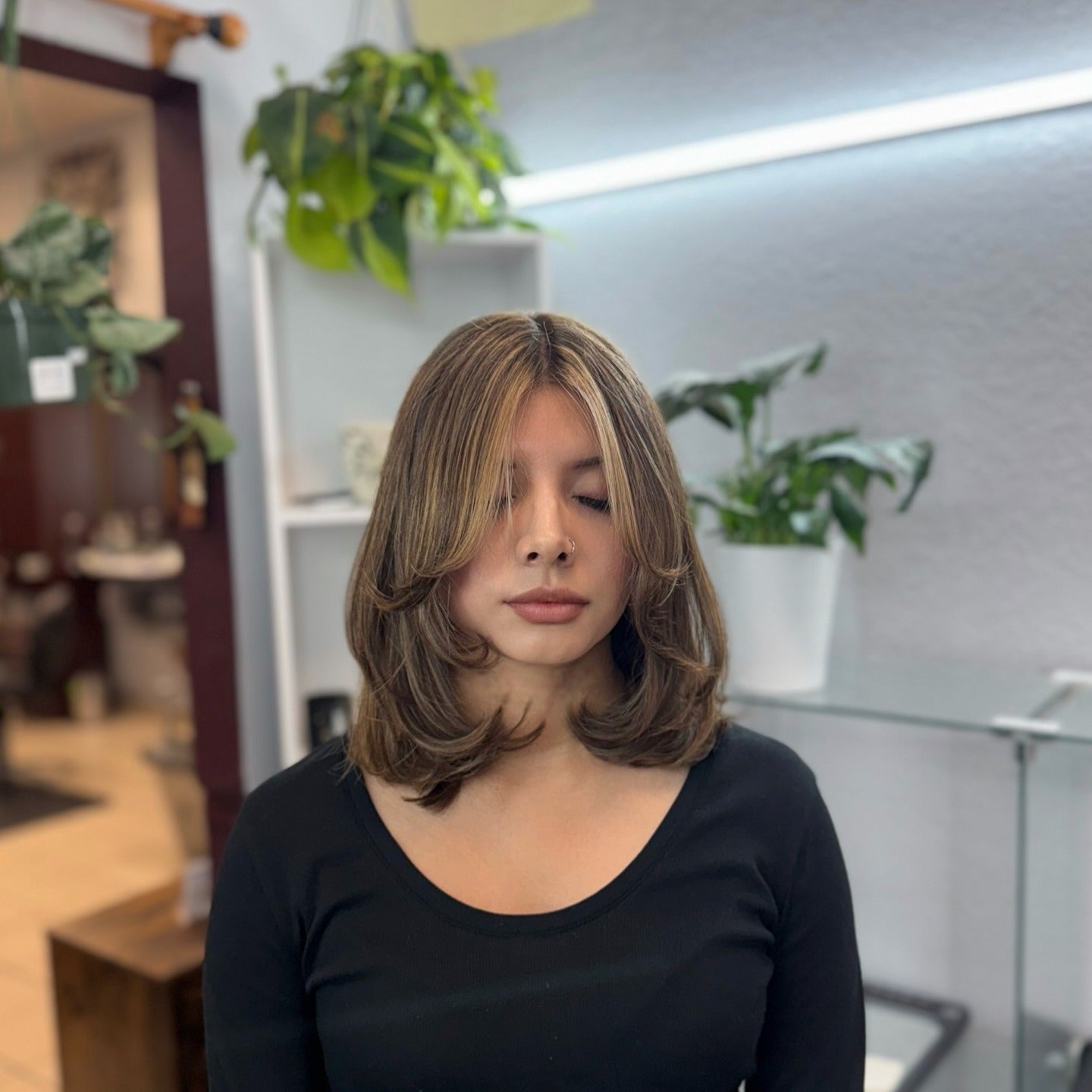 8. Soft Mokka Blowout mit subtiler Balayage (kurze Haare mit Schichten)