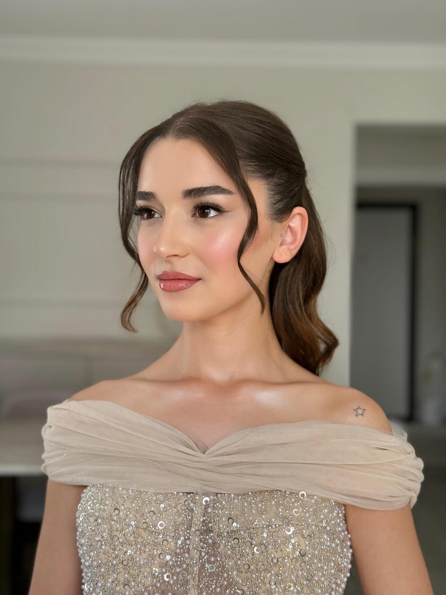 8. Weicher Pferdeschwanz mit Gesichtswellen (Brautfrisuren)