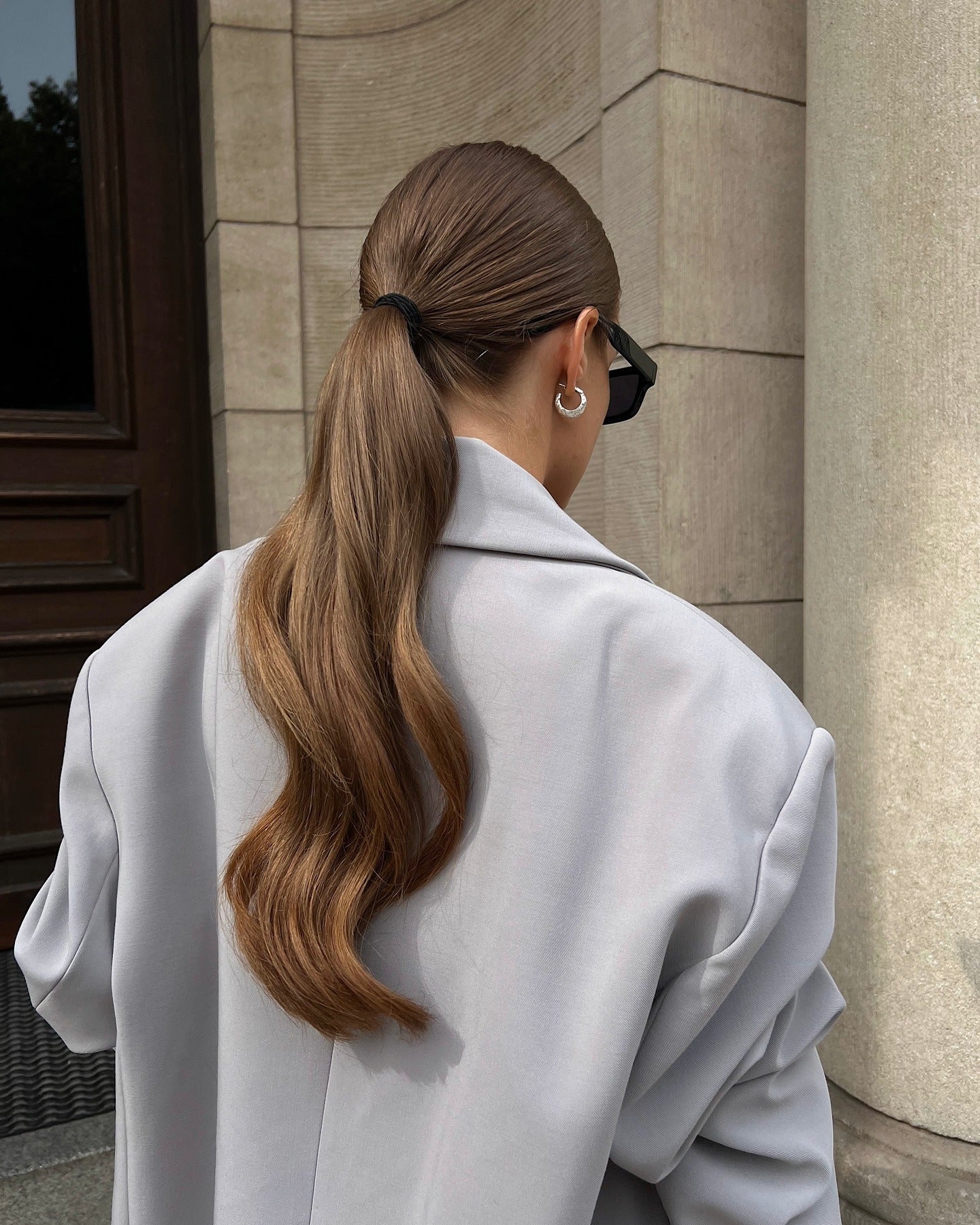 8. Weiche Wellen Pferdeschwanz in sandig braun (einfache Frisuren)