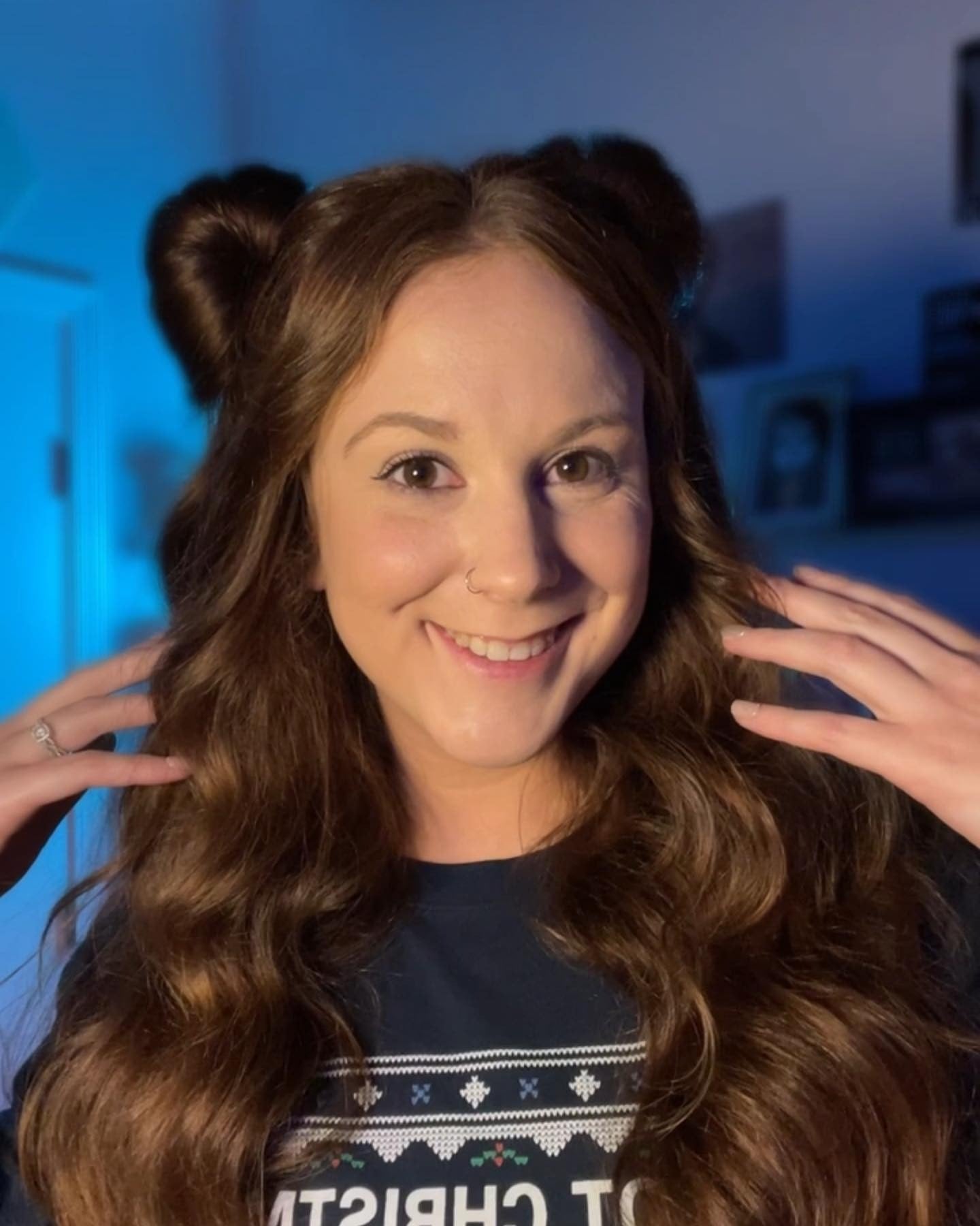 8. Weiche Wellen mit niedrigen Raumbrötchen auf Kastanienhaar (Space Buns Frisuren)