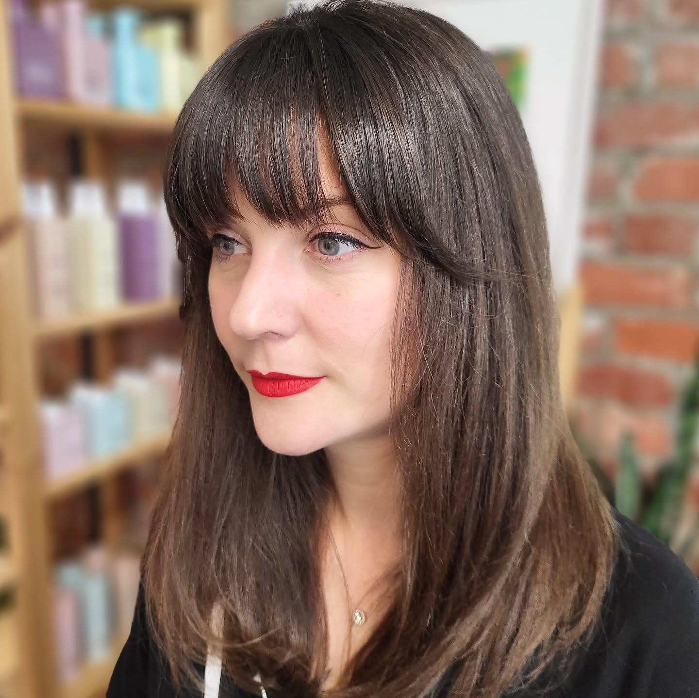 8. Straight Blowout mit voller Fransen (Bangfrisuren)