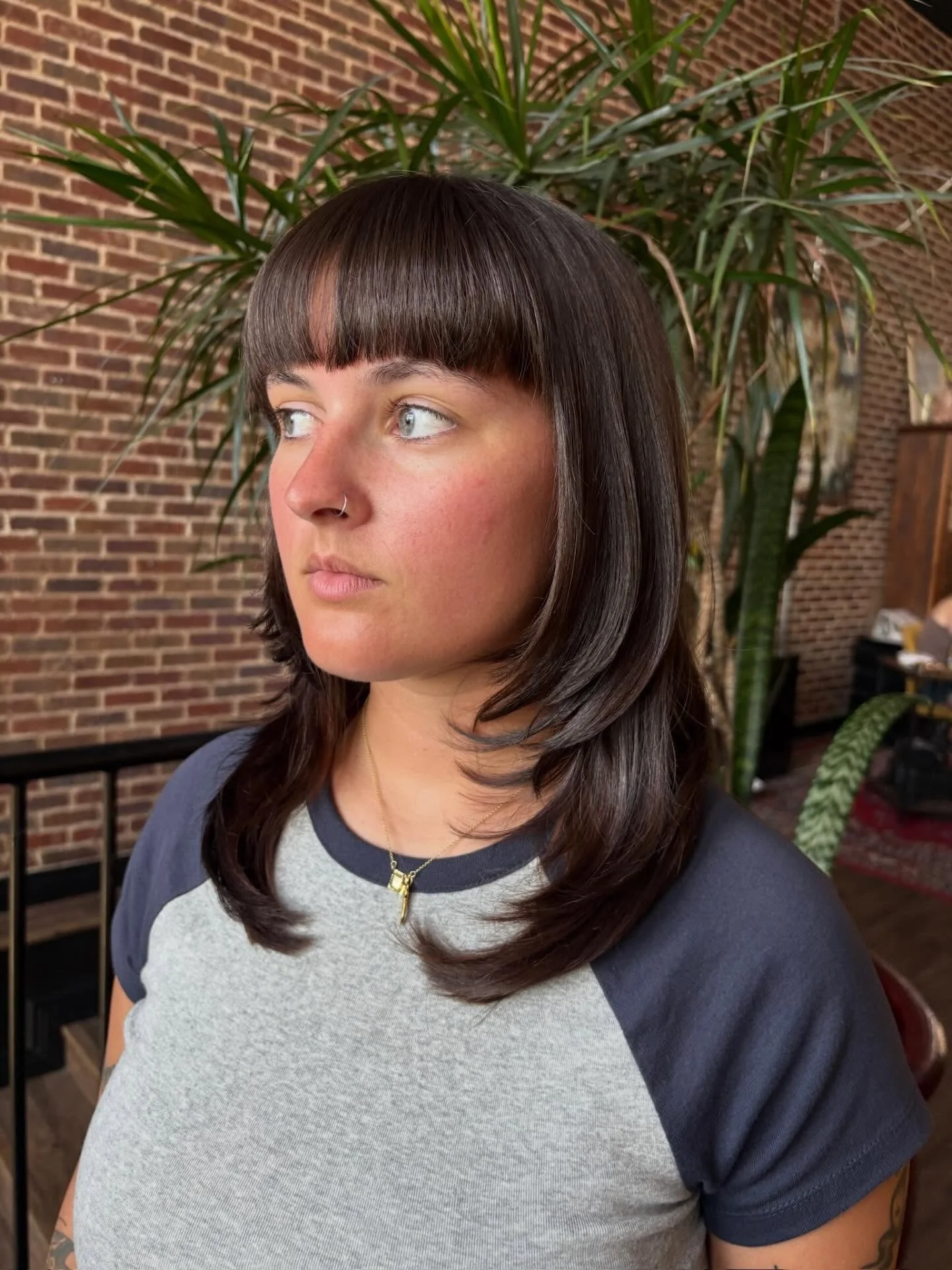 8. Glattes dunkelbraunes Haar mit abgerundetem Pony (Gerade Frisuren mit Pony)