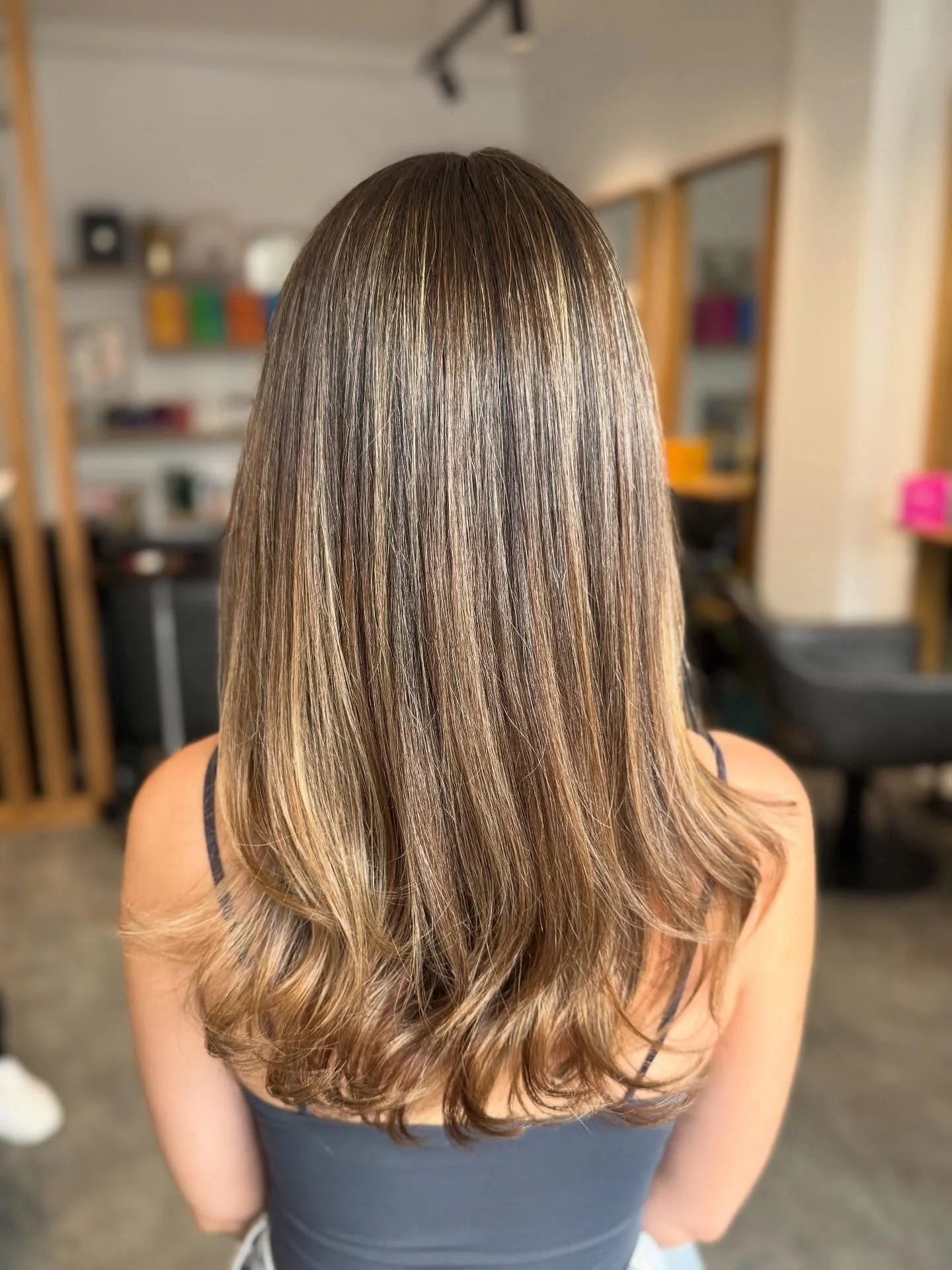 8. Dezentes Honigbraun mit gemischten Highlights (Honigbraune Haarfarbe)