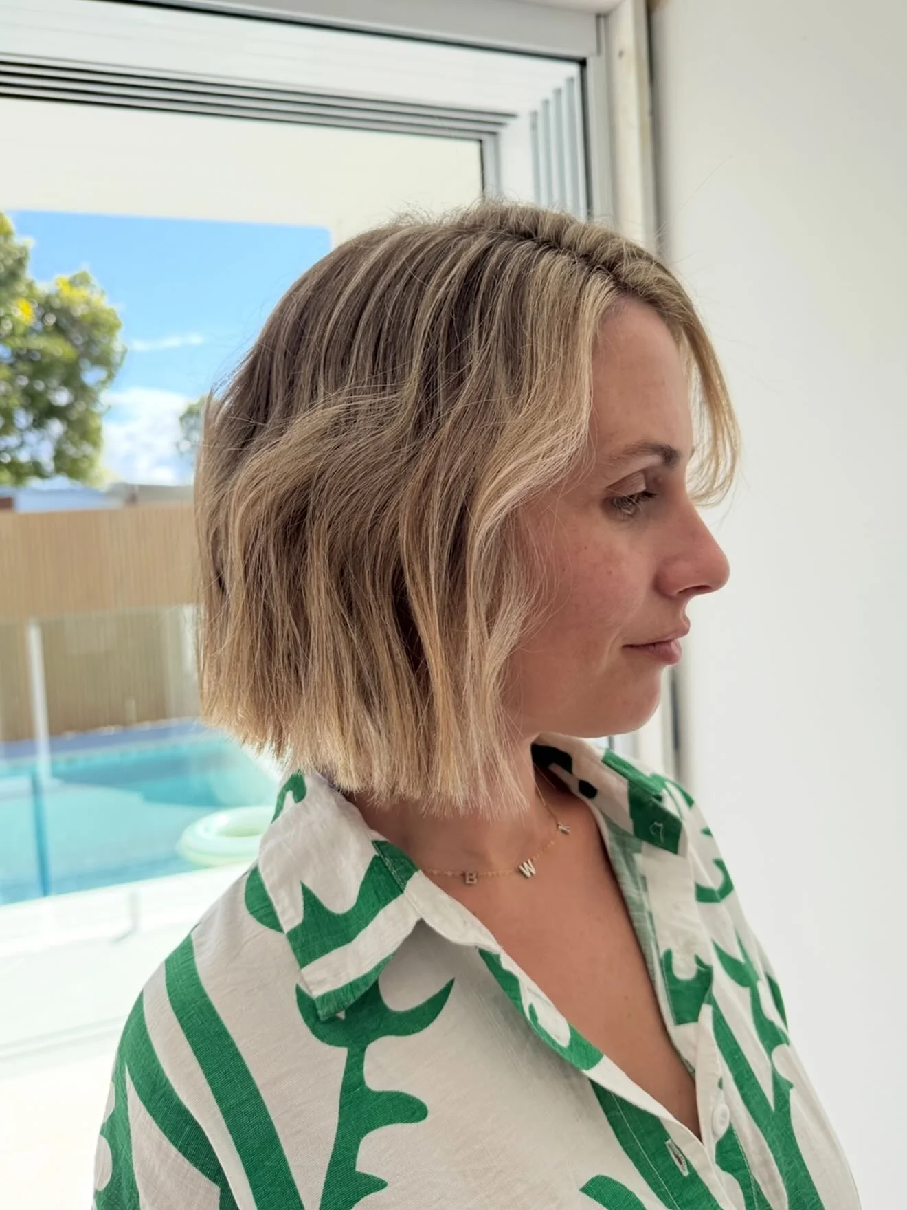 8. Sonnenverwöhnter kurzer Bob mit dezenten Wellen (unordentlicher Haarschnitt für Frauen)