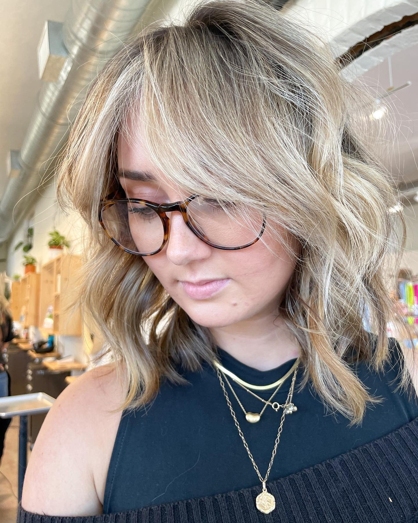 8. Strukturierter, blonder, hervorgehobener Bob (hebt die Haarfarbe hervor)