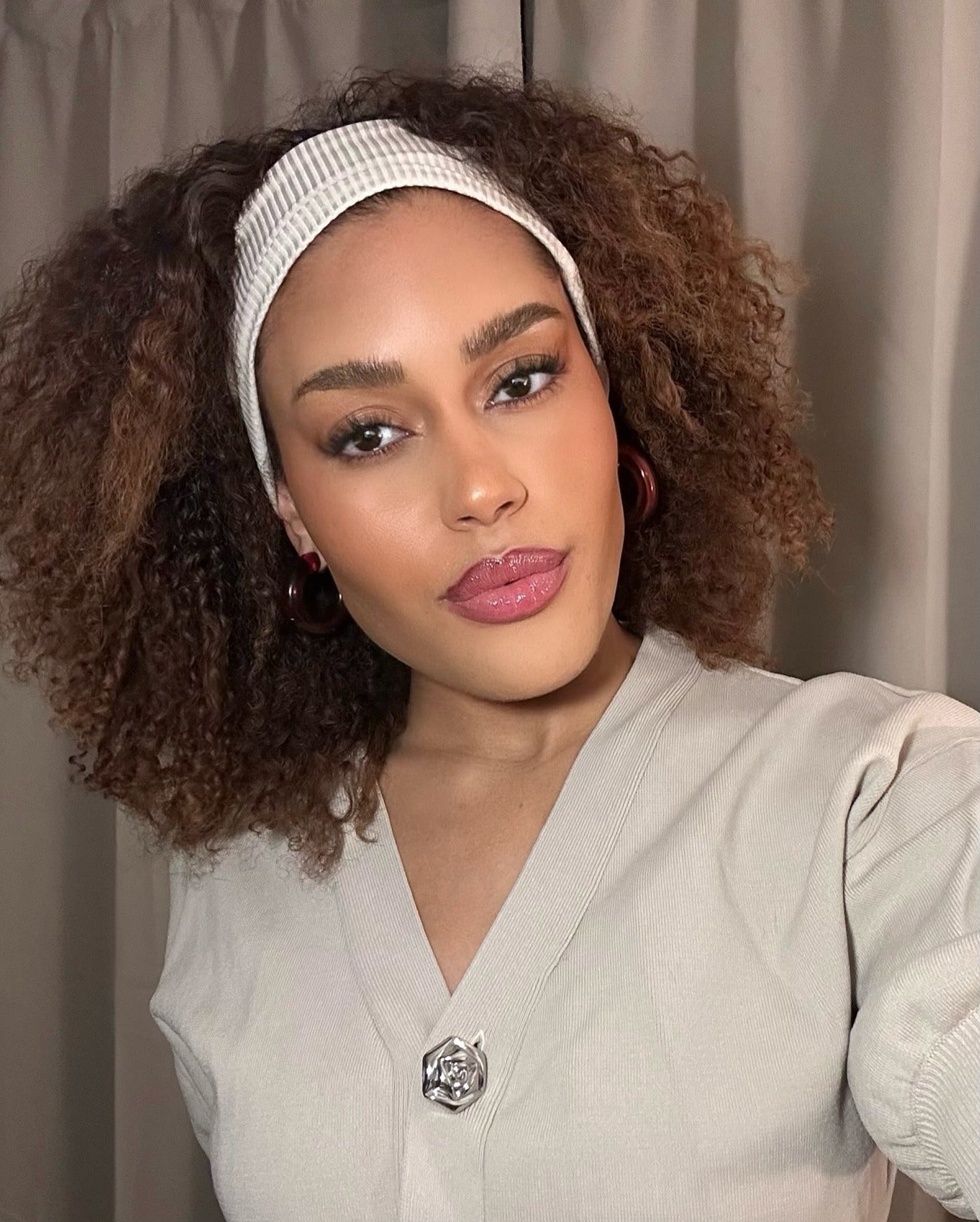 8. Strukturierter Bob mit weichem Karamellbraun (lockige Frisuren)