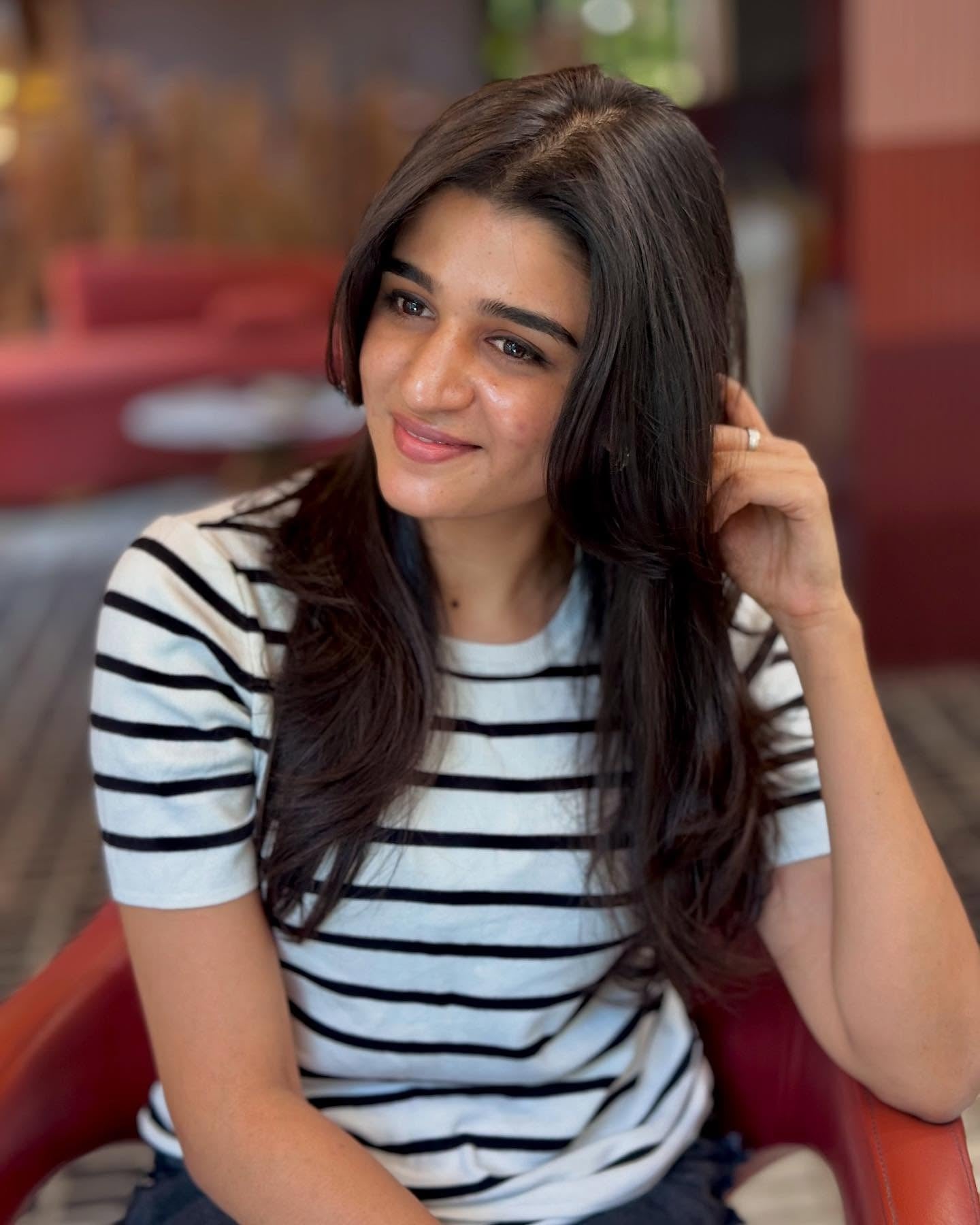 8. strukturierter Schmetterling geschnitten mit Schichtkontrast (Schmetterlingshaarschnitt für Frauen)