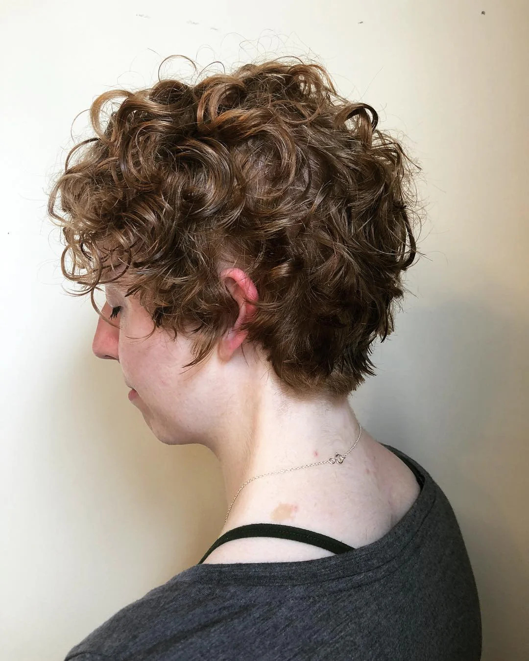 8. Strukturierter Pixie mit weichen Kupferlocken (Curly Pixie Cut)