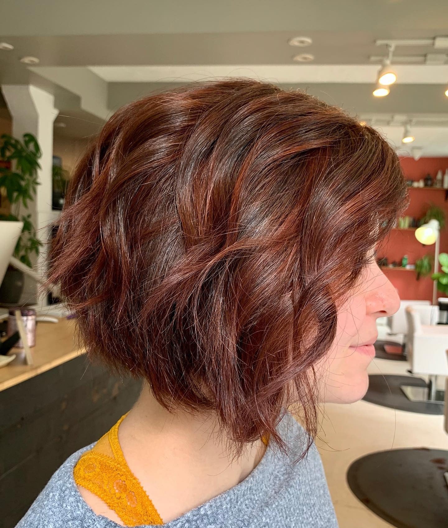 8. Tousled Asymmetrical Bob in Copper Auburn (Asymmetrische Bob-Frisuren)