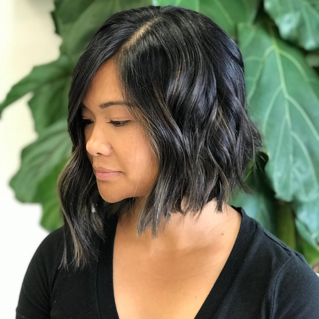 8. Schwarzer Bob mit subtilen Highlights (asymmetrische Bob -Frisuren)