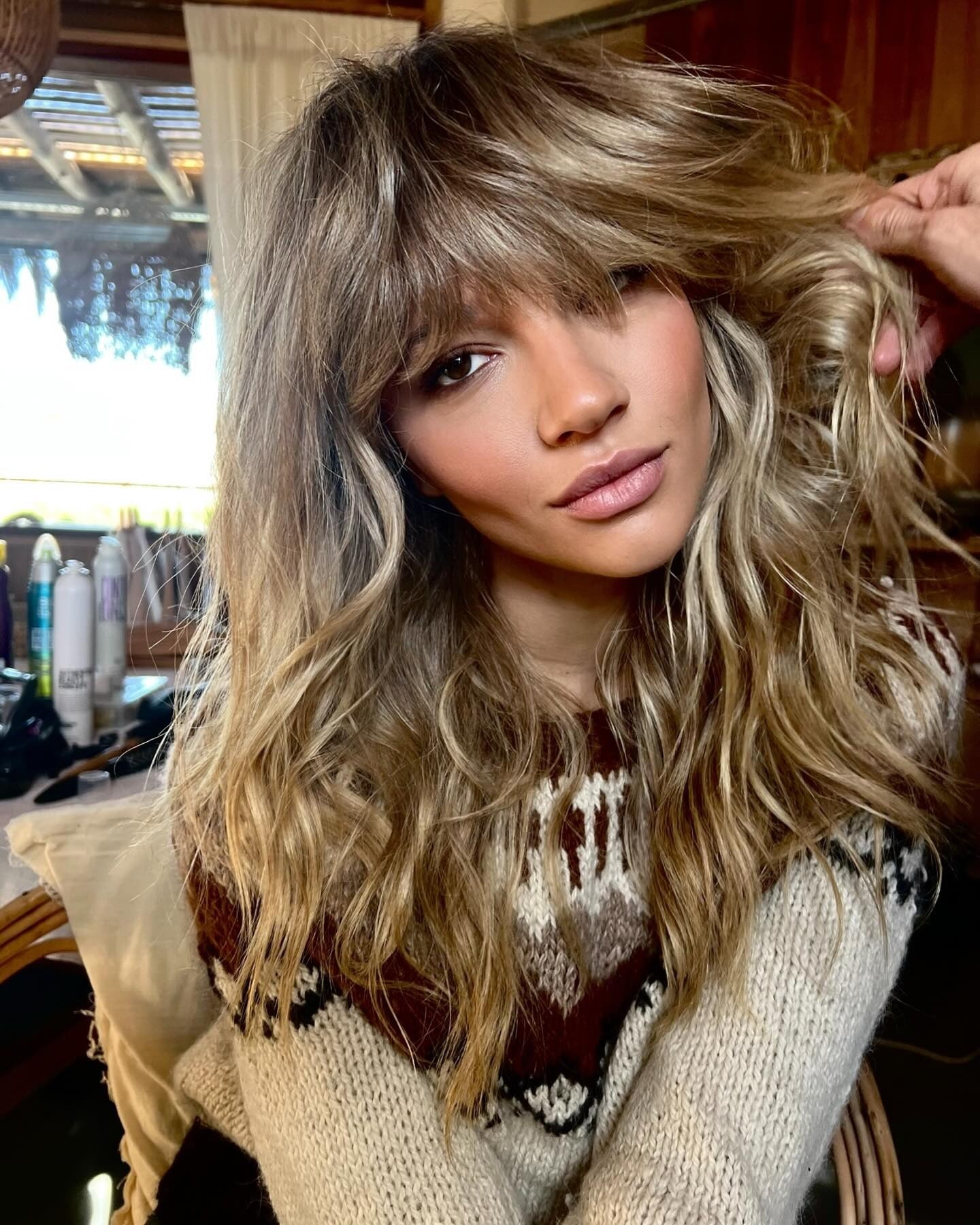 8. Tousled Blonde Shag mit voller Fransen (Frisuren der 70er Jahre)