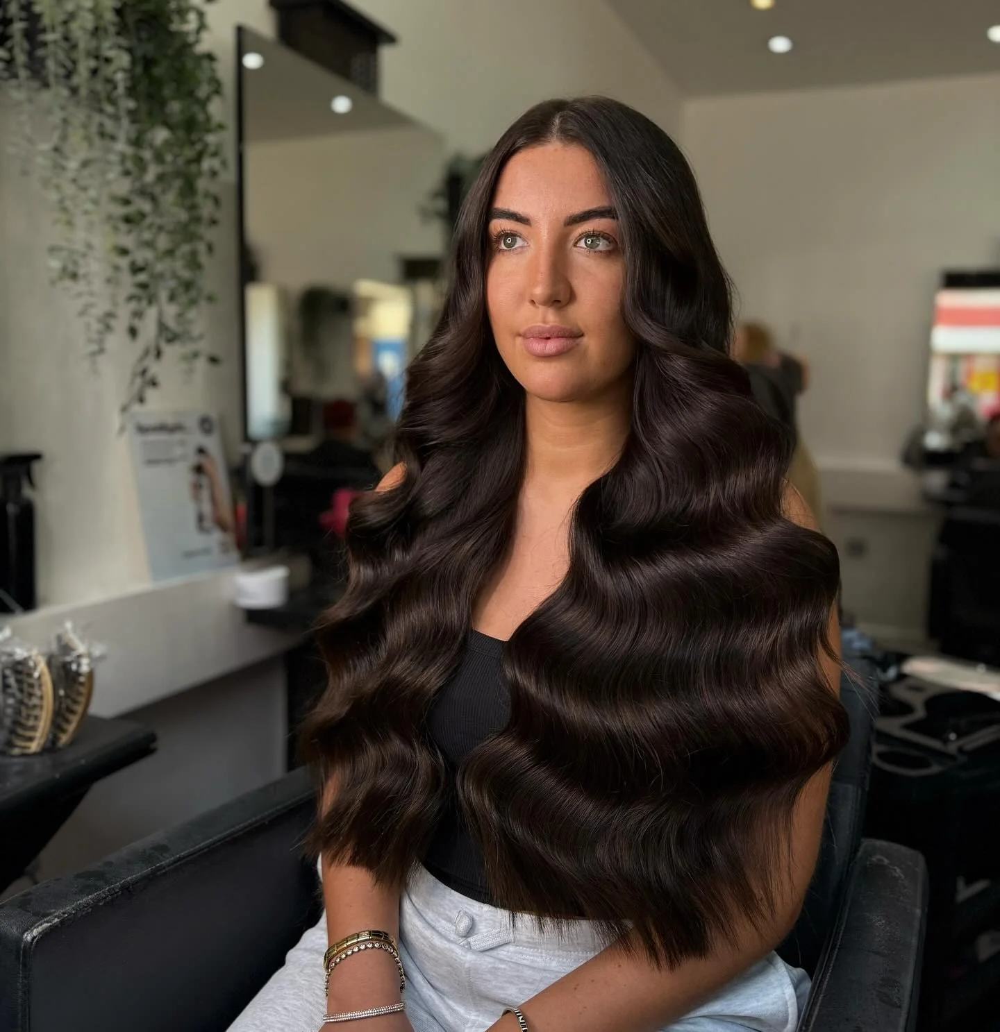 8. Ultra-voluminöse dunkelbraune Barrel Waves (dunkelbraune Haarfarbe)