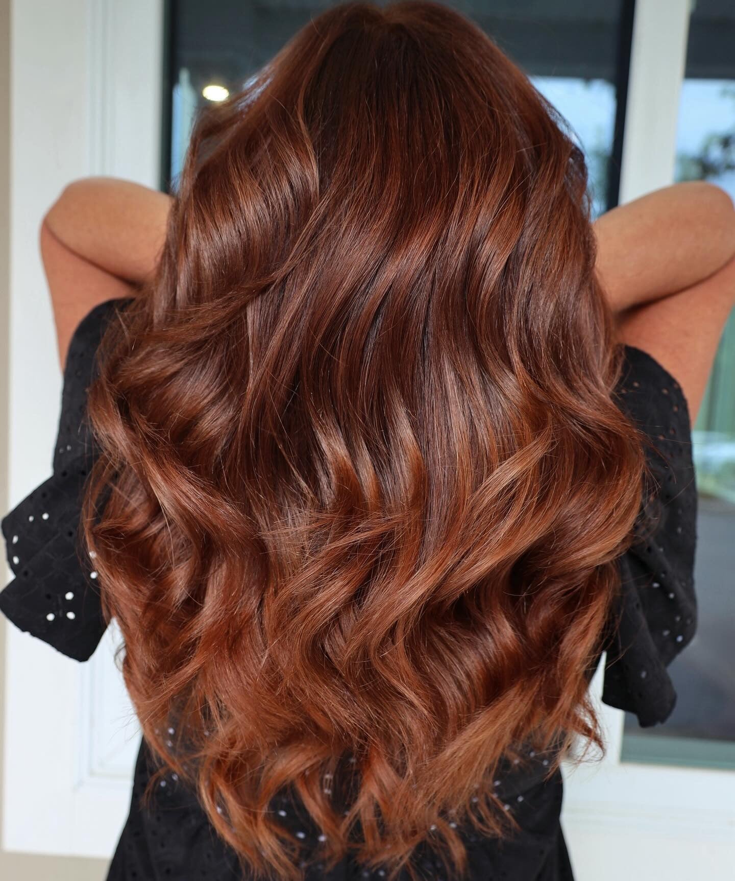 8. Voluminous Auburn Curls mit dimensionalem Glanz (dunkler Auburn -Haarfarbe)