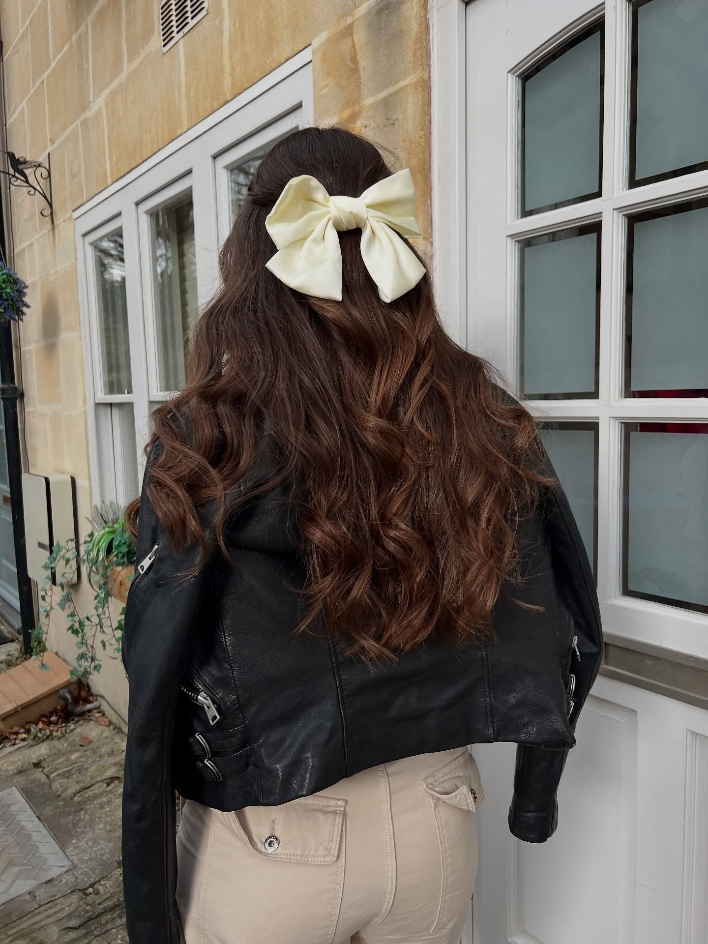 8. Voluminöse Halb-up-Locken mit übergroßer Cremebogen (Herbstfrisuren)