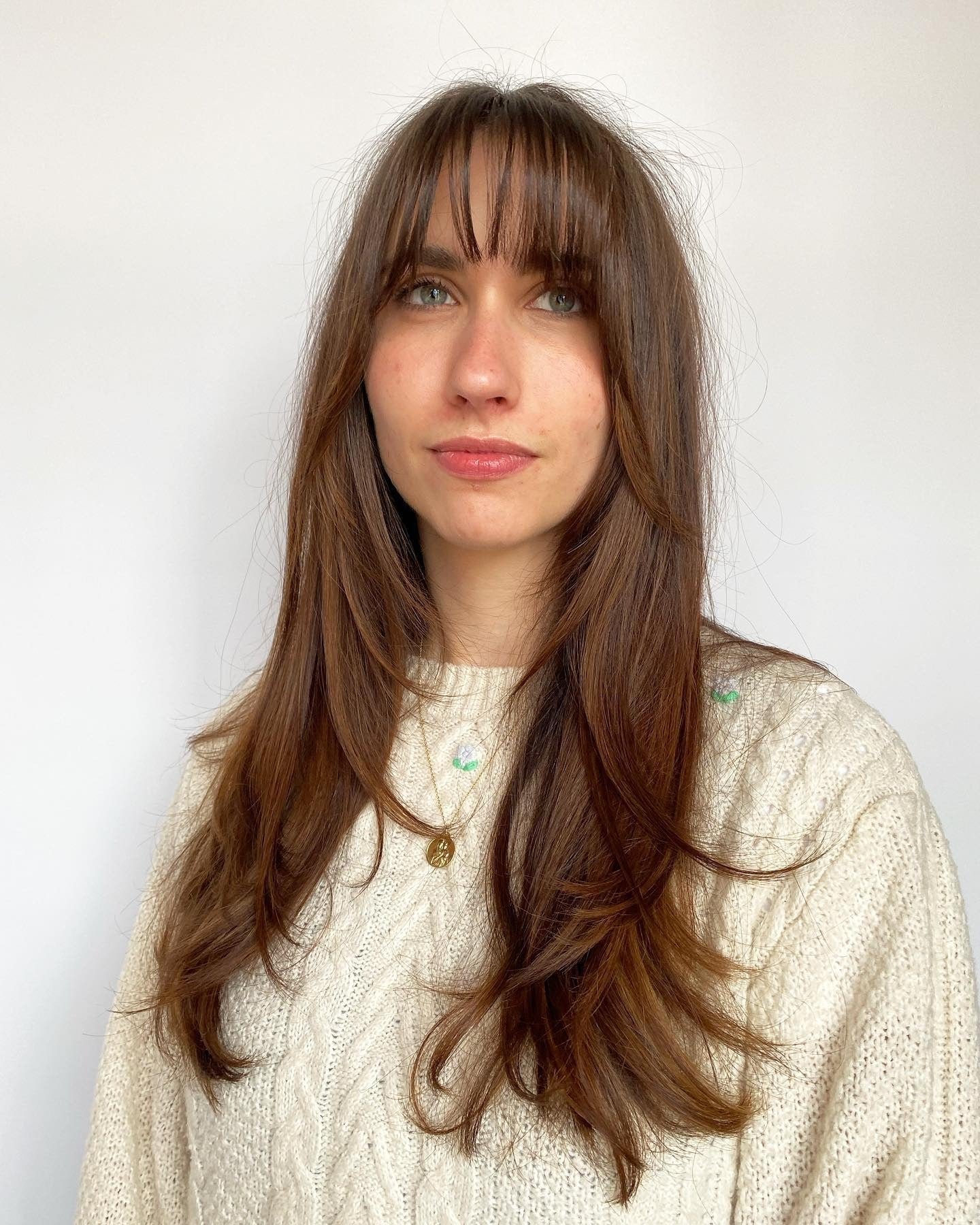 8. Warme Zimt-Brünette mit luftigen Fransen (langes Haar mit zarten Fransen)