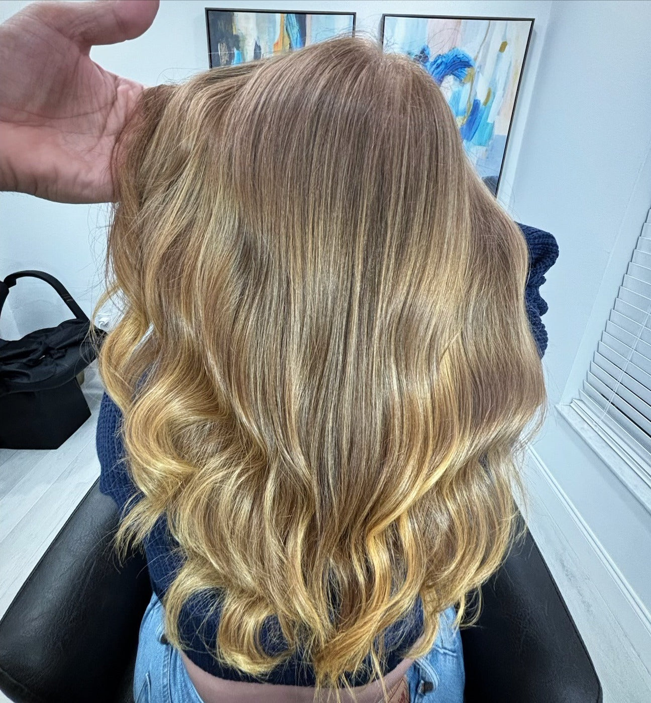 8. Warme goldene Honigwellen mit natürlicher Basis (honigblonde Haarfarbe)