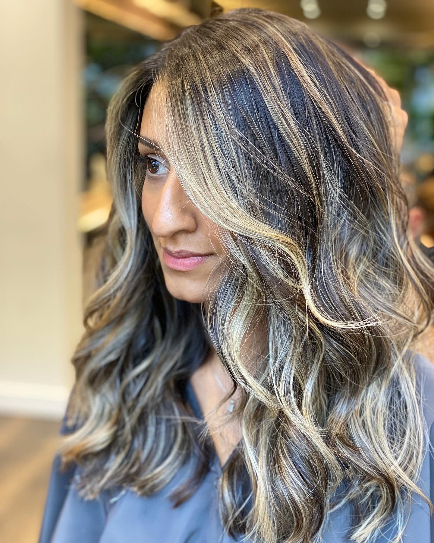 8. Warme Honigblondine mit gelebten Wurzeln (Balayage Haarfarben)