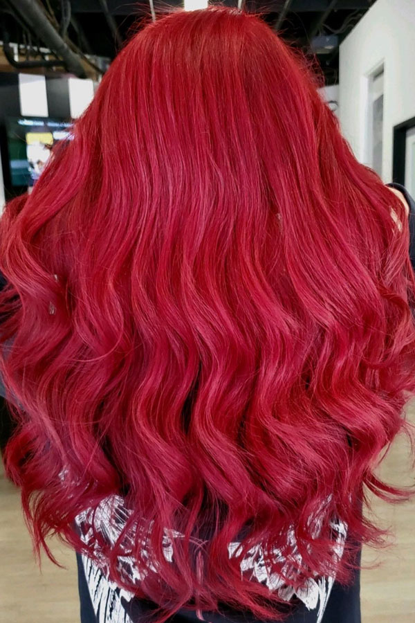 Strahlende Rubin lange Wellen, rote Haarfarbe