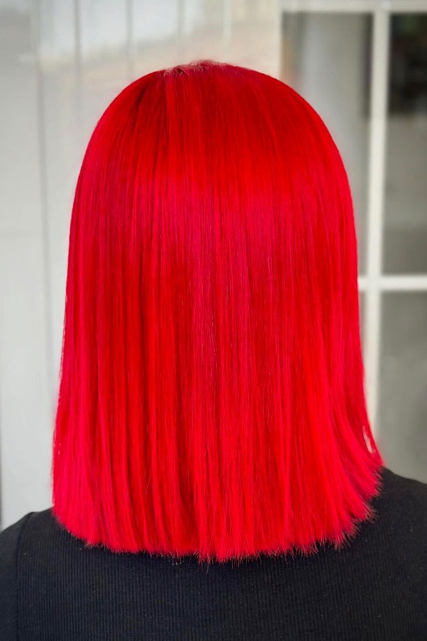 Schlanker neonrot roter stumpf geschnitten, rote Haarfarbe, roter Haarschatten, roter Haarfarbe